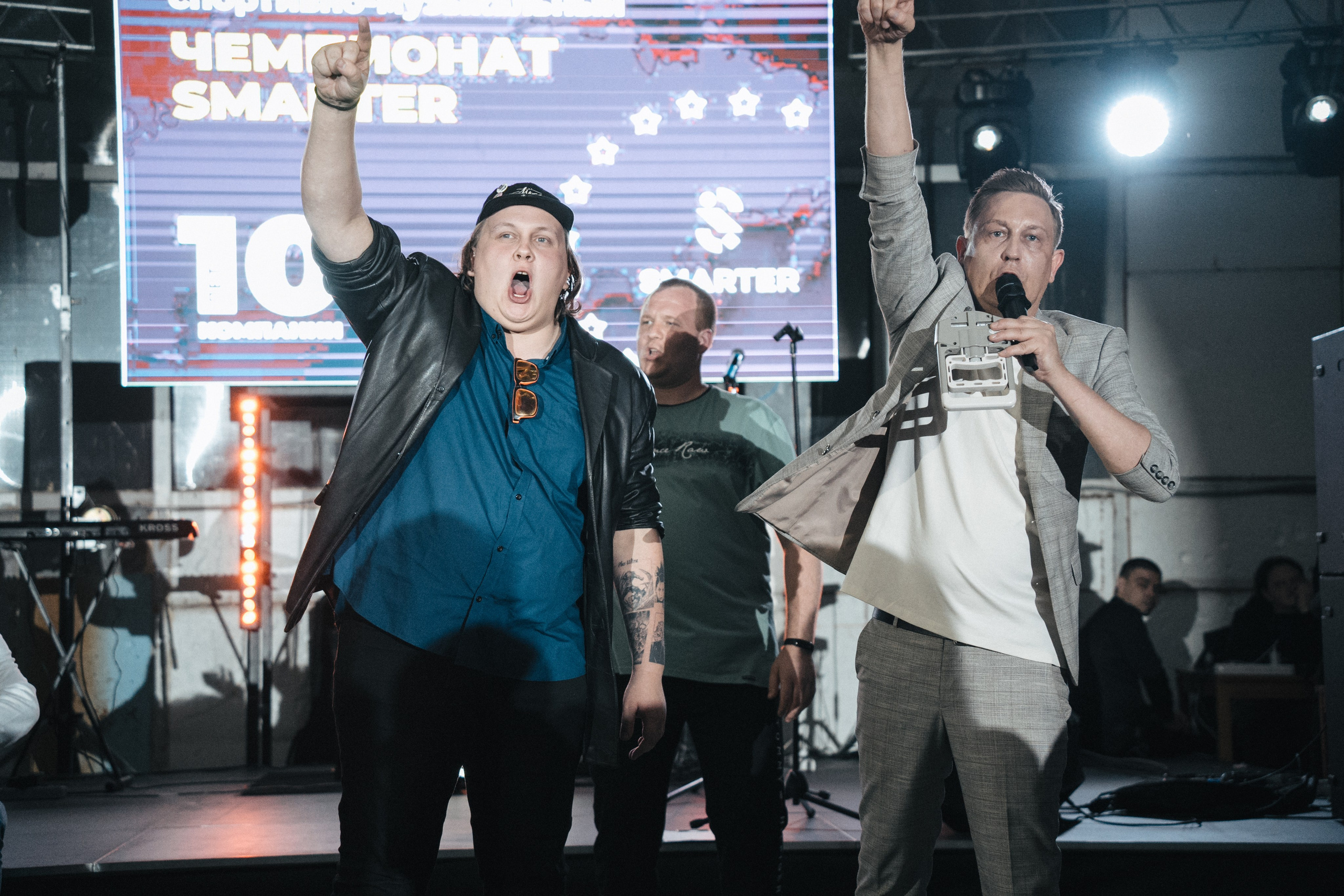 Фотография, сделанная во время профессиональной фотосессии. На ней изображена модель или группа людей в студии или на открытом воздухе. В кадре присутствуют студийное освещение и реквизит.