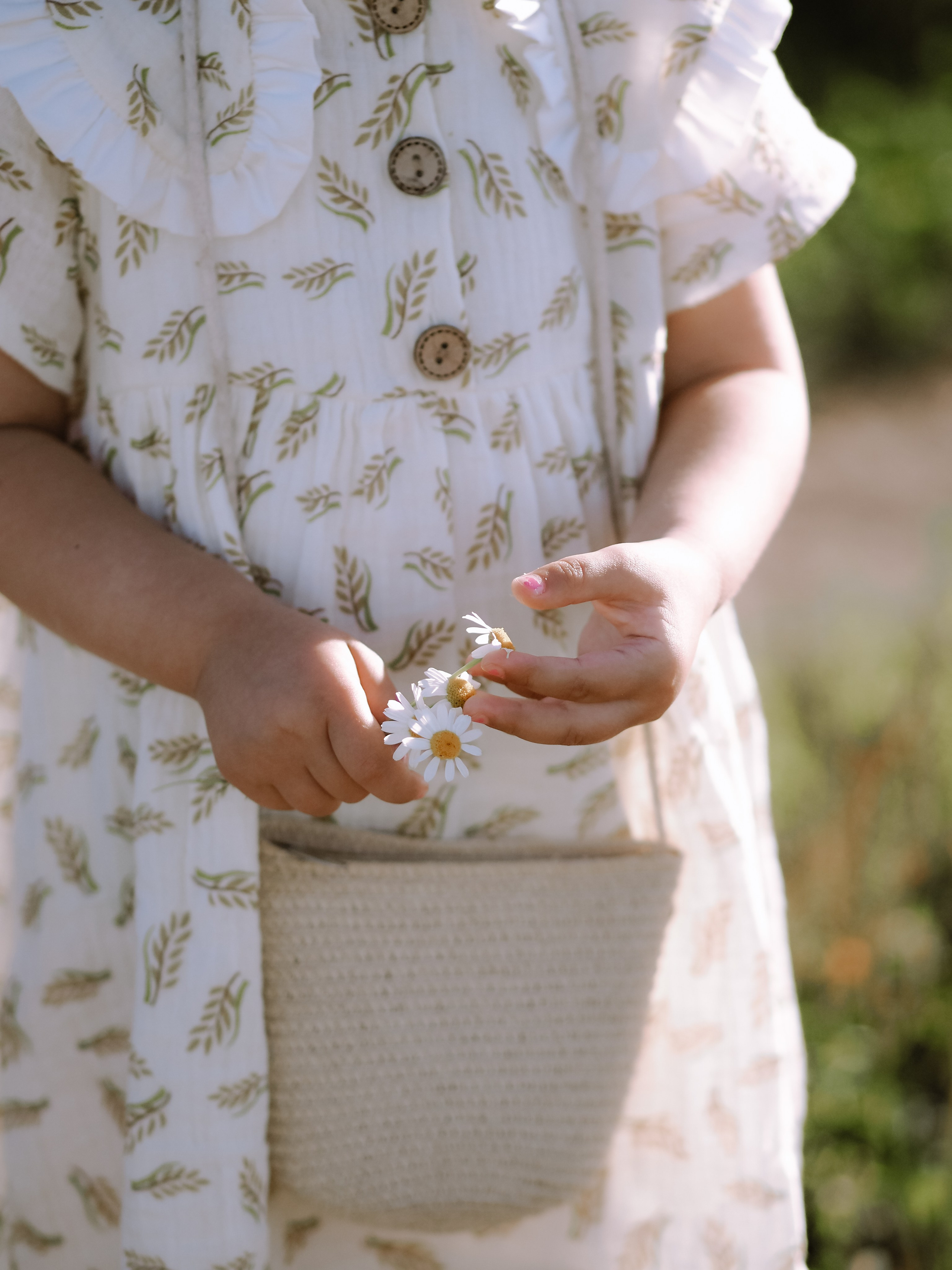 Гоняться по полю на тачке с мамой и папой. Обижаться. Смеяться. Фотограф Рязань. Семейный Свадебный фотограф