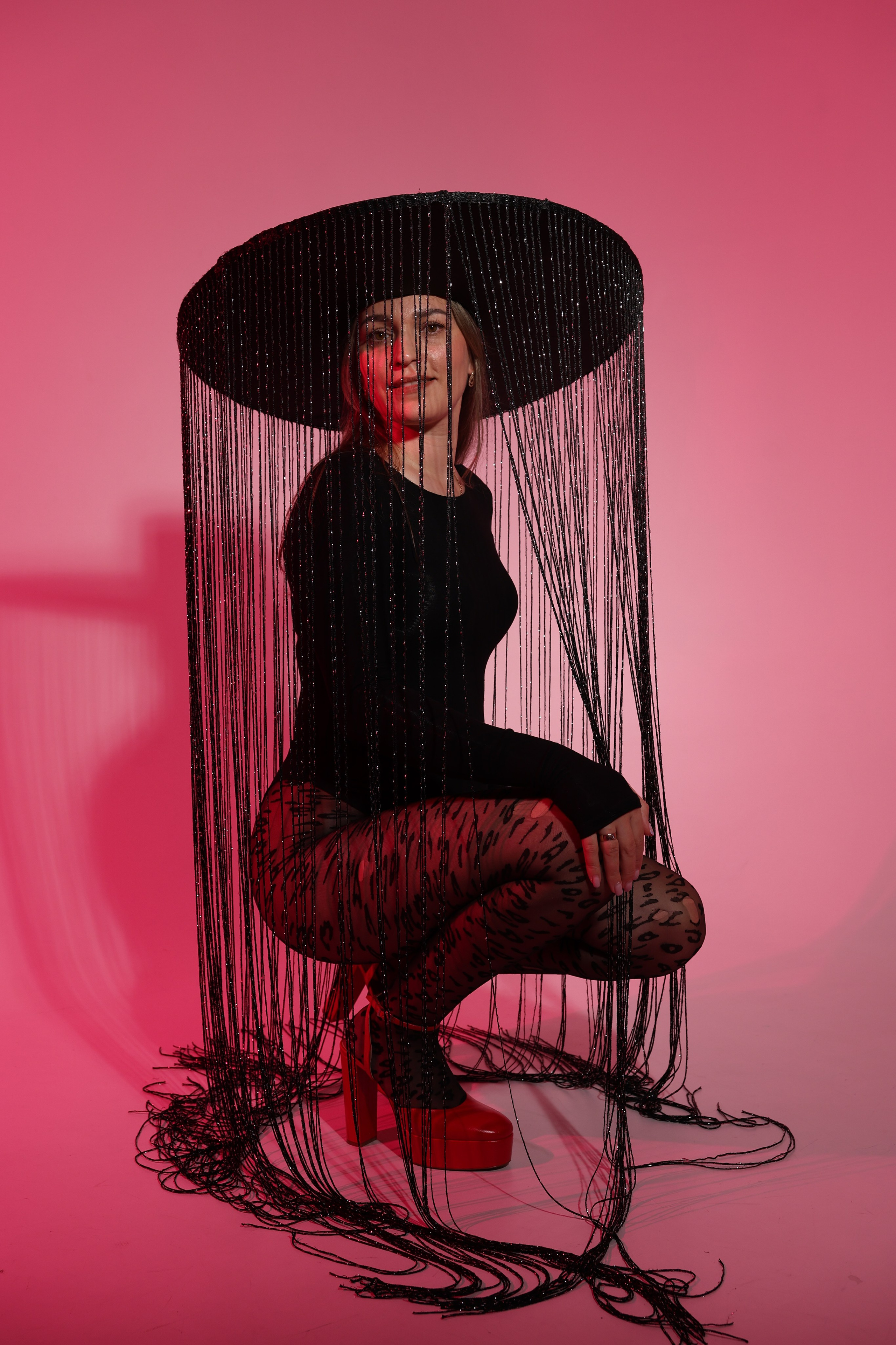 Фотосессия в шляпе с нитями. Фотостудия в Краснодаре