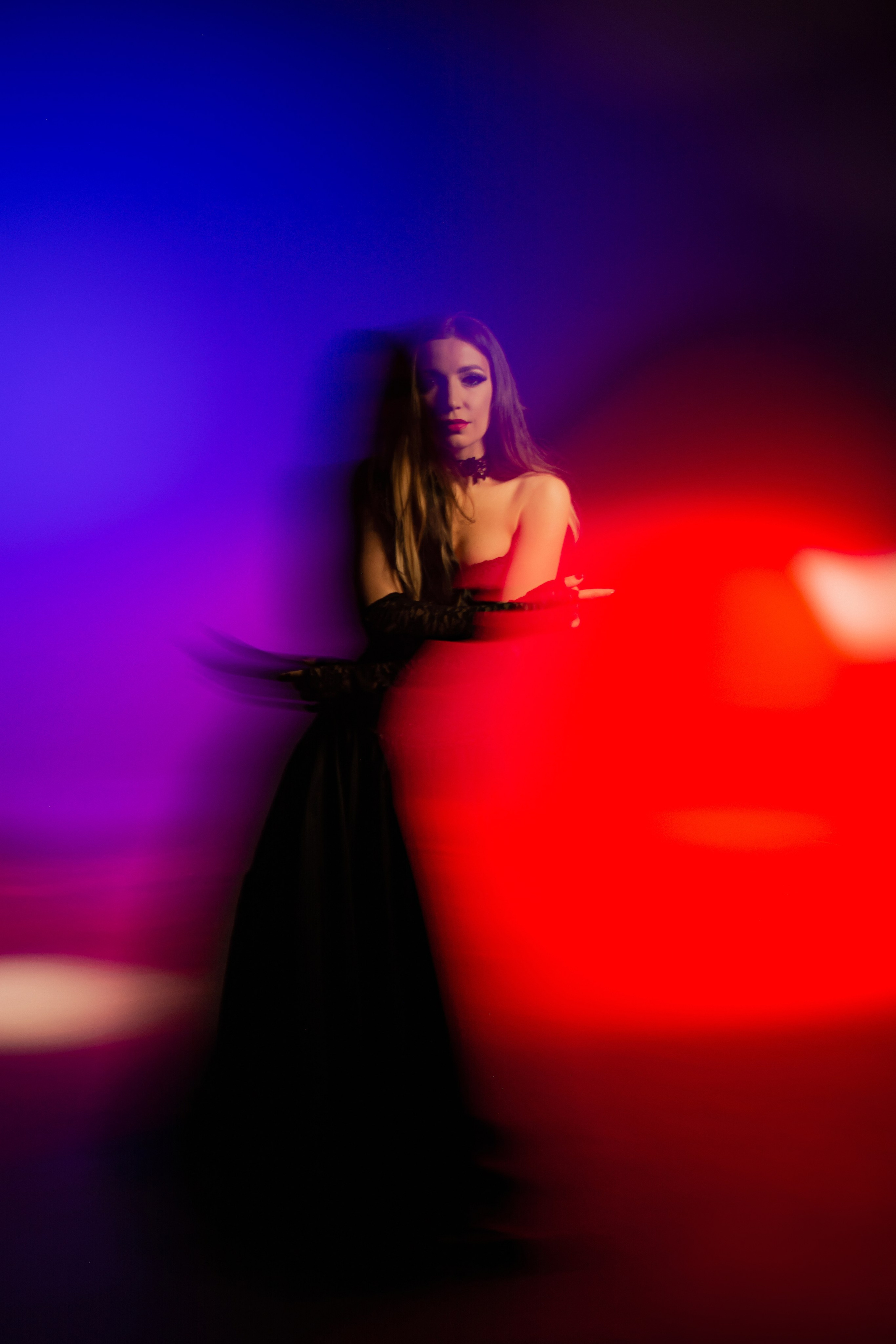 Цветовая симфония: смешанный свет и великолепные цвета – красный, синий, бирюзовый, розовый – создают удивительное фото с девушкой в главной роли