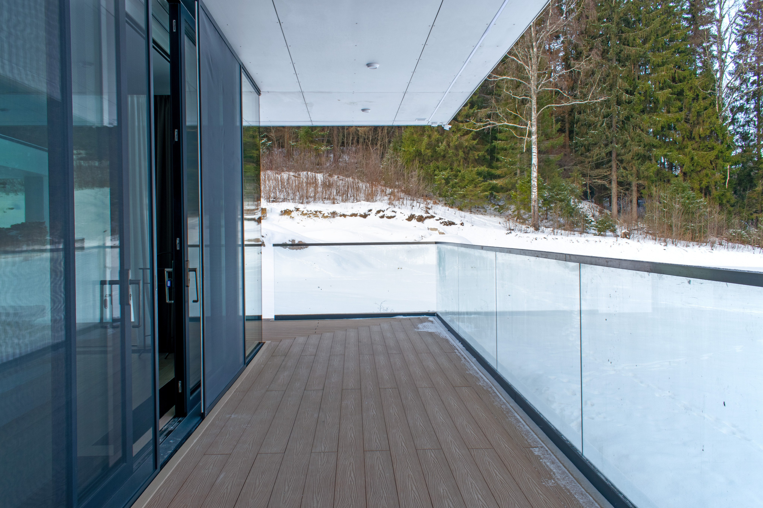 Фотосъёмка недвижимости в Карелии в Сортавала. Панорамный вид с балкона спальни на лес.