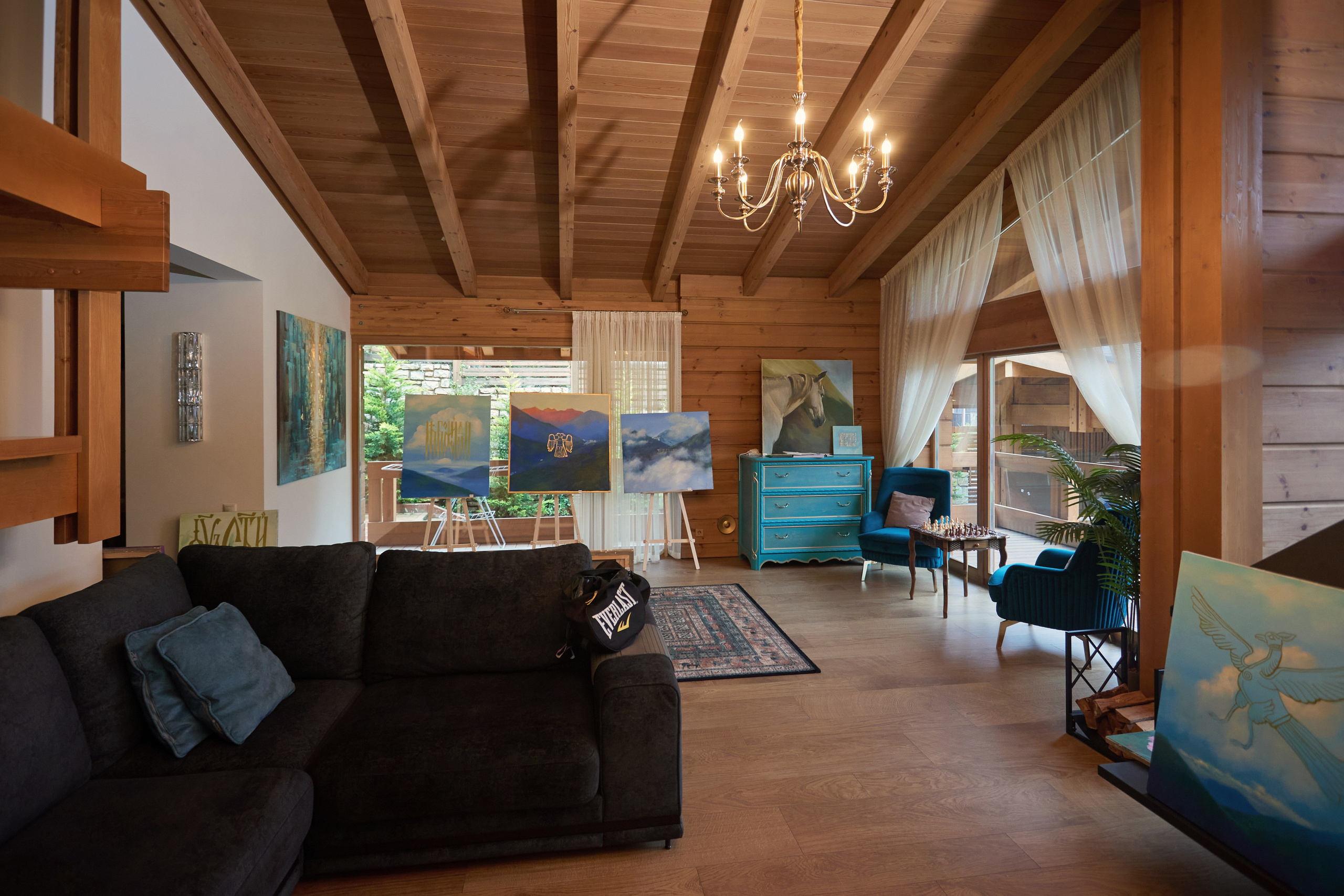 Встреча художников в небольшом загородном доме на Красной поляне. RetroChic Фото