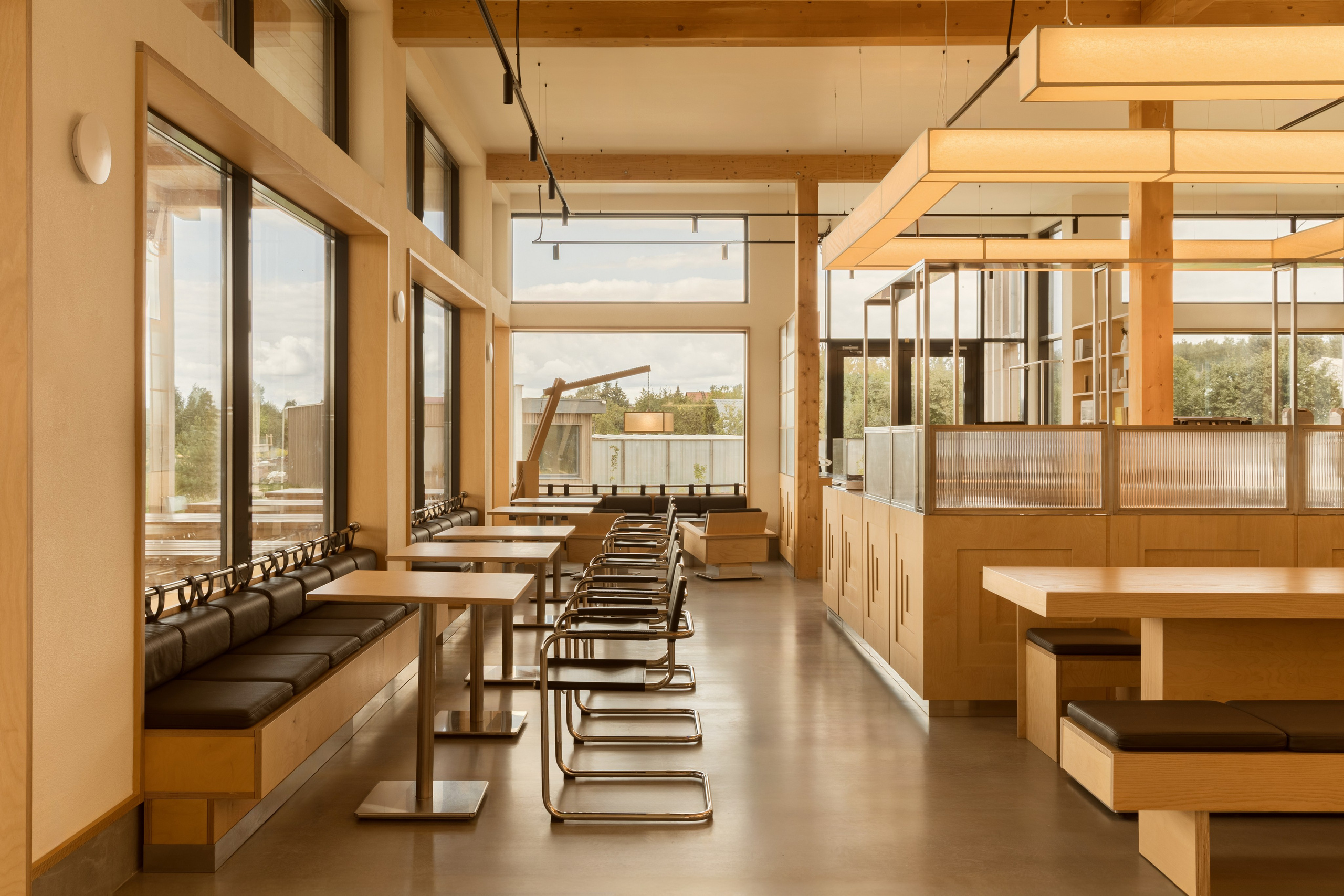 Модернистское кафе-пиццерия на природе: проект FruitDesign с акцентом на созерцание. Интерьерный фотограф в Нижнем Новгороде и Москве Владимир Гудков