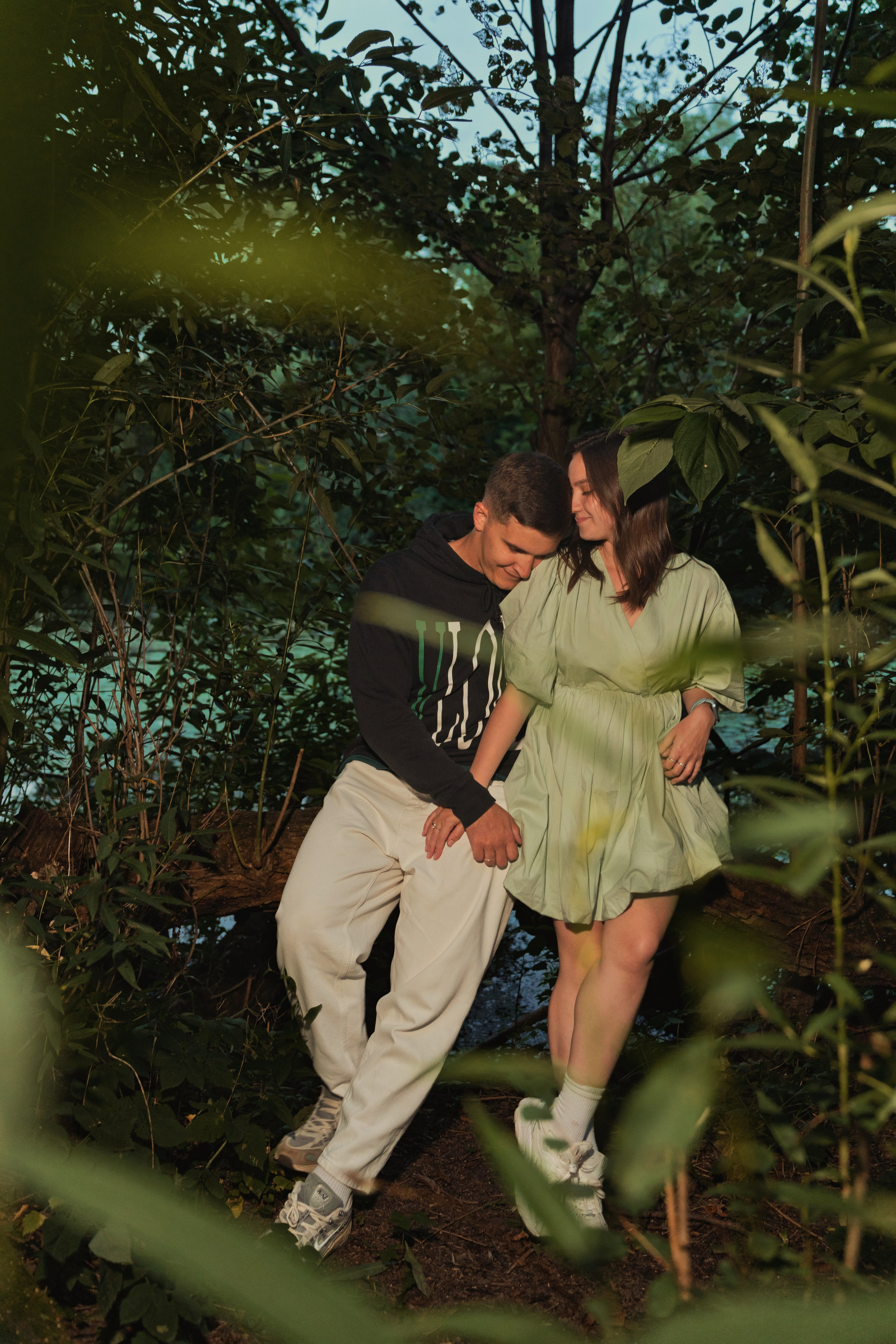 Love Story в вечернем лесу. Портретный фотограф в Москве Фарид Леонов