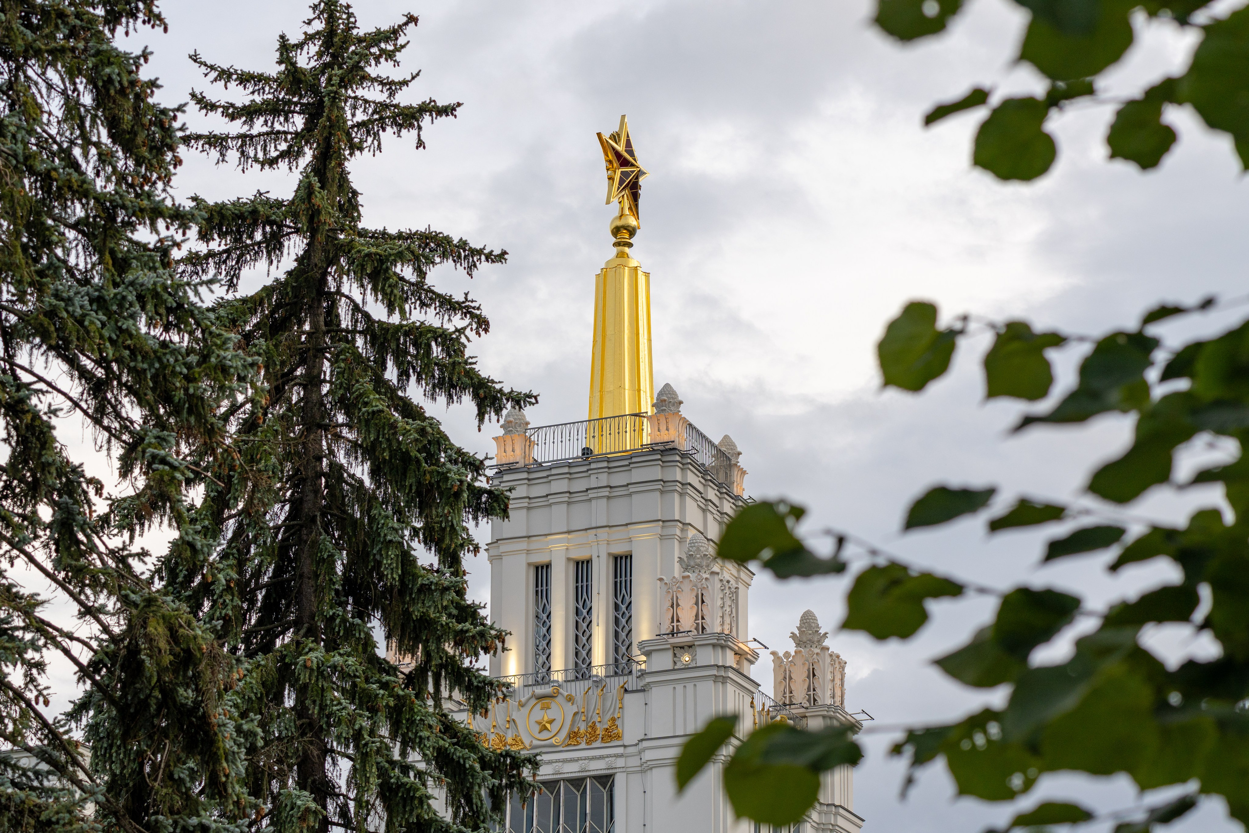 Вид на павильон с золотой звездой на ВДНХ