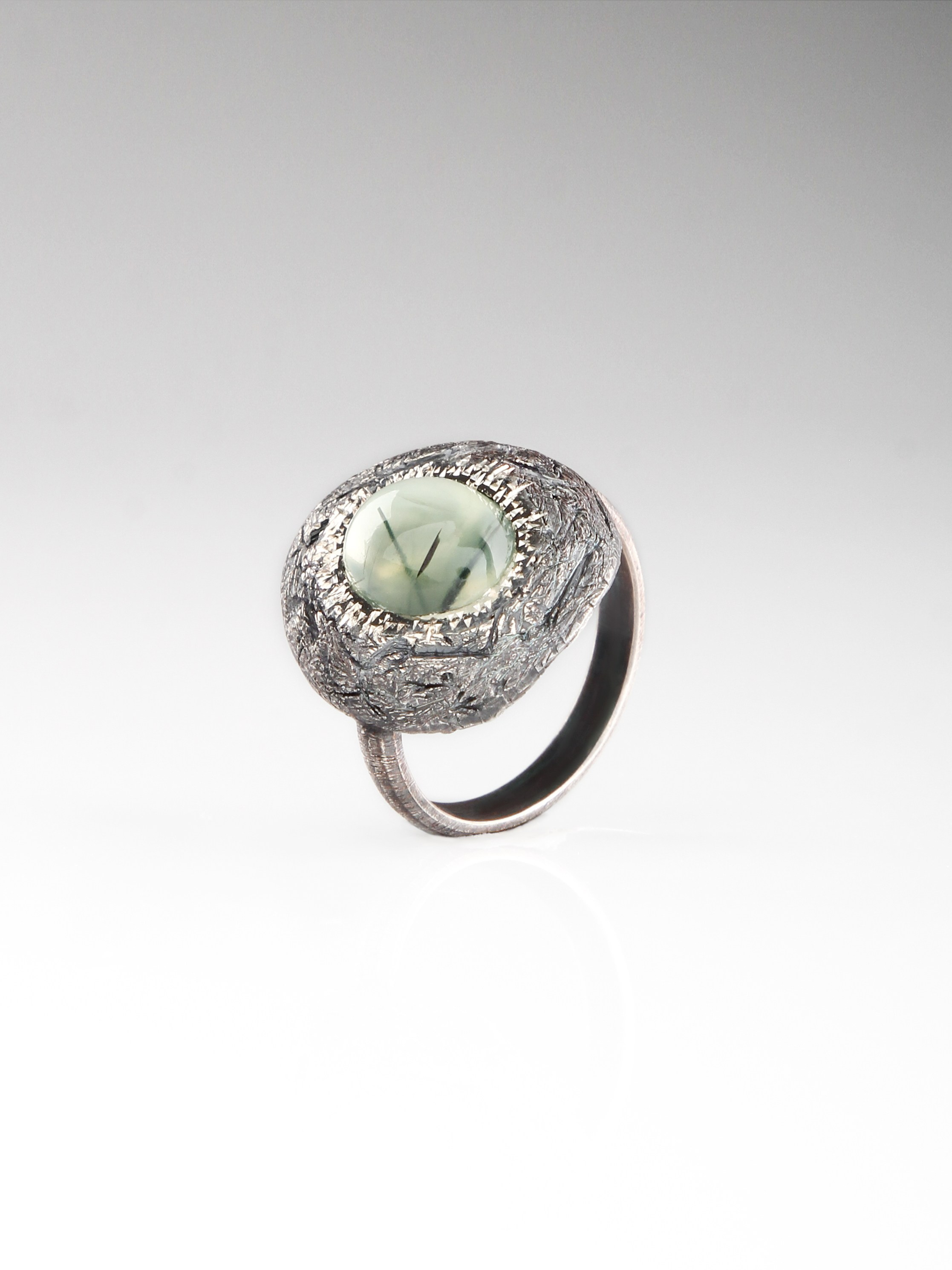 Ювелирная съемка колец на белом фоне с акцентом на блики и фактуру|предметный фотограф СПб