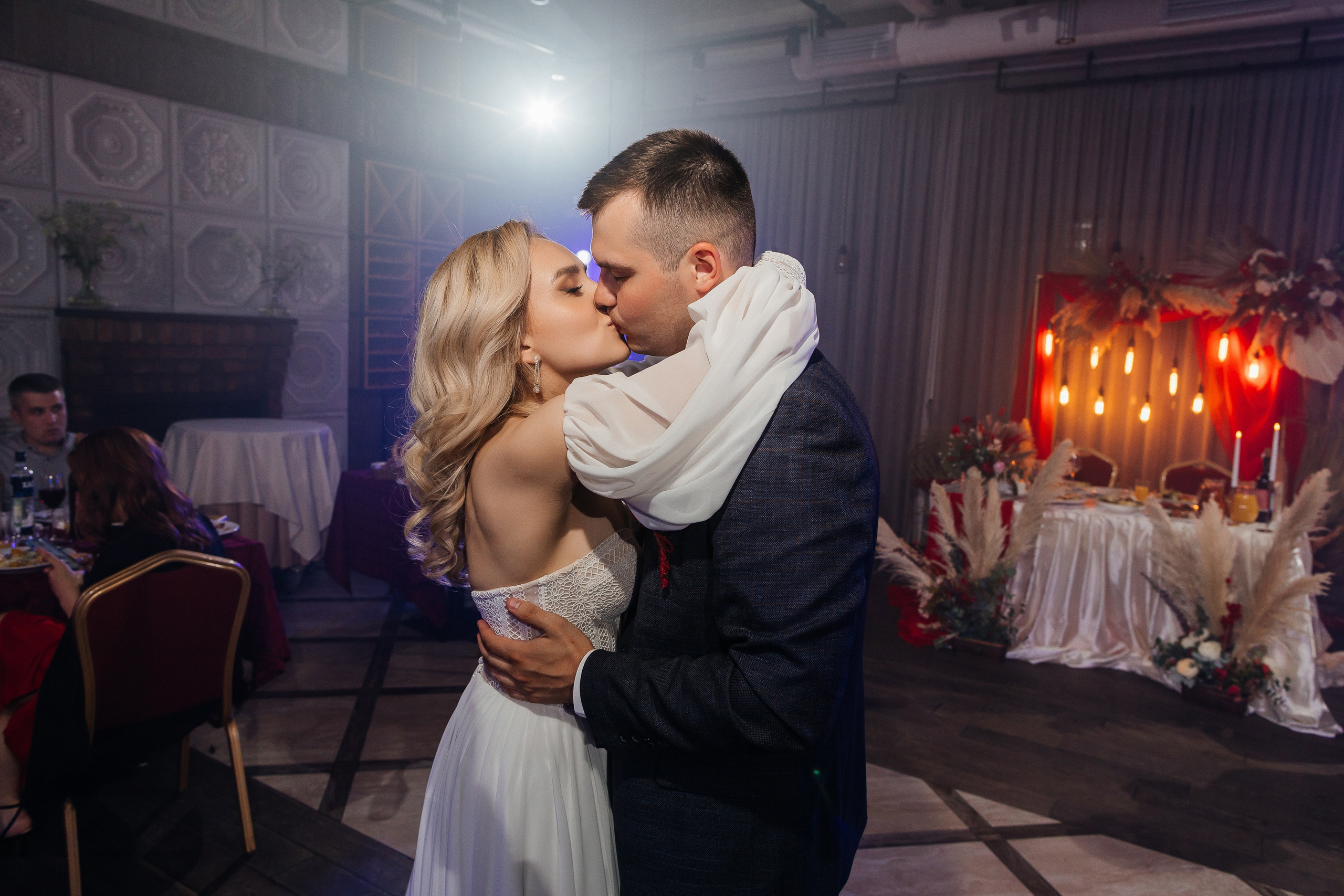 Грандиозное свадебное событие в уютном ресторане. Олег Сверчков | Свадебный фотограф Вологда