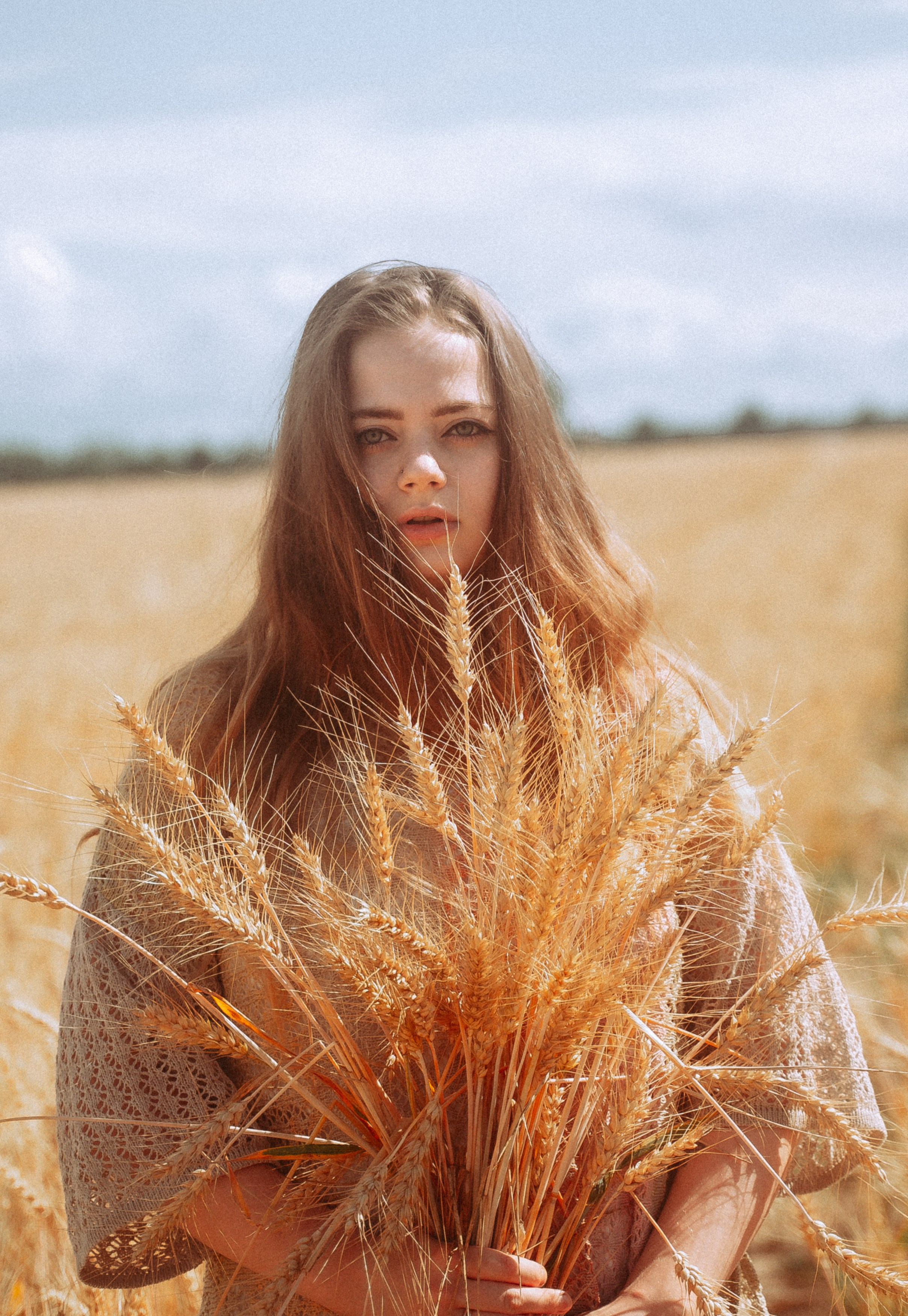 Юля и Лера в поле. Ищем потаённое. Портретный и предметный фотограф в Санкт-Петербурге