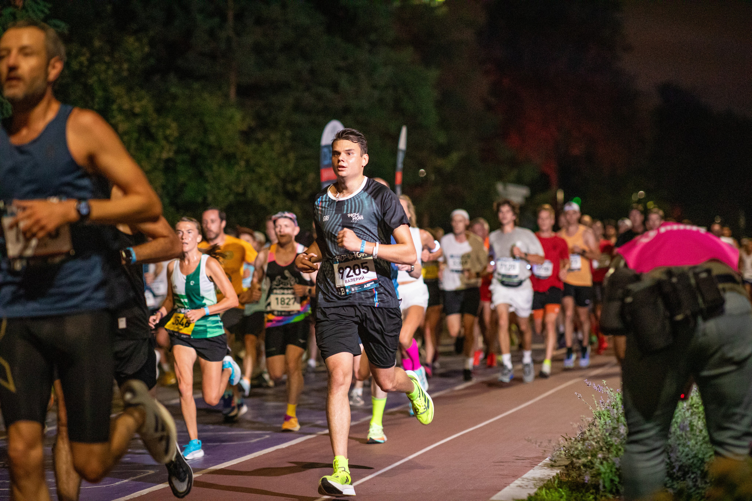 Ночной забег в ленте фотографий бегунов 03.08.24. Фотограф Сергей Ловкий