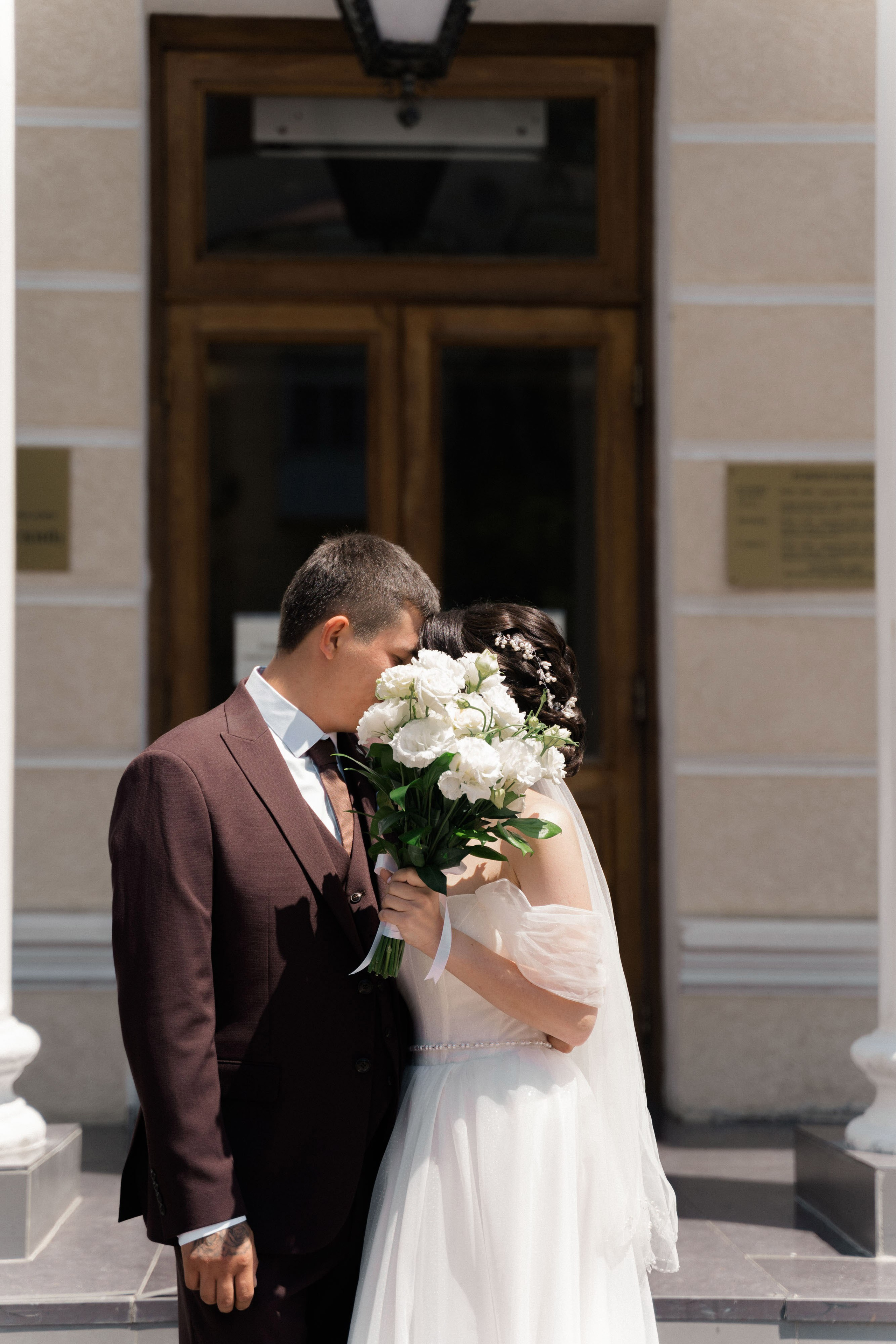 фотосессия перед входом в Кировский ЗАГС Ростов на&nbsp;Дону