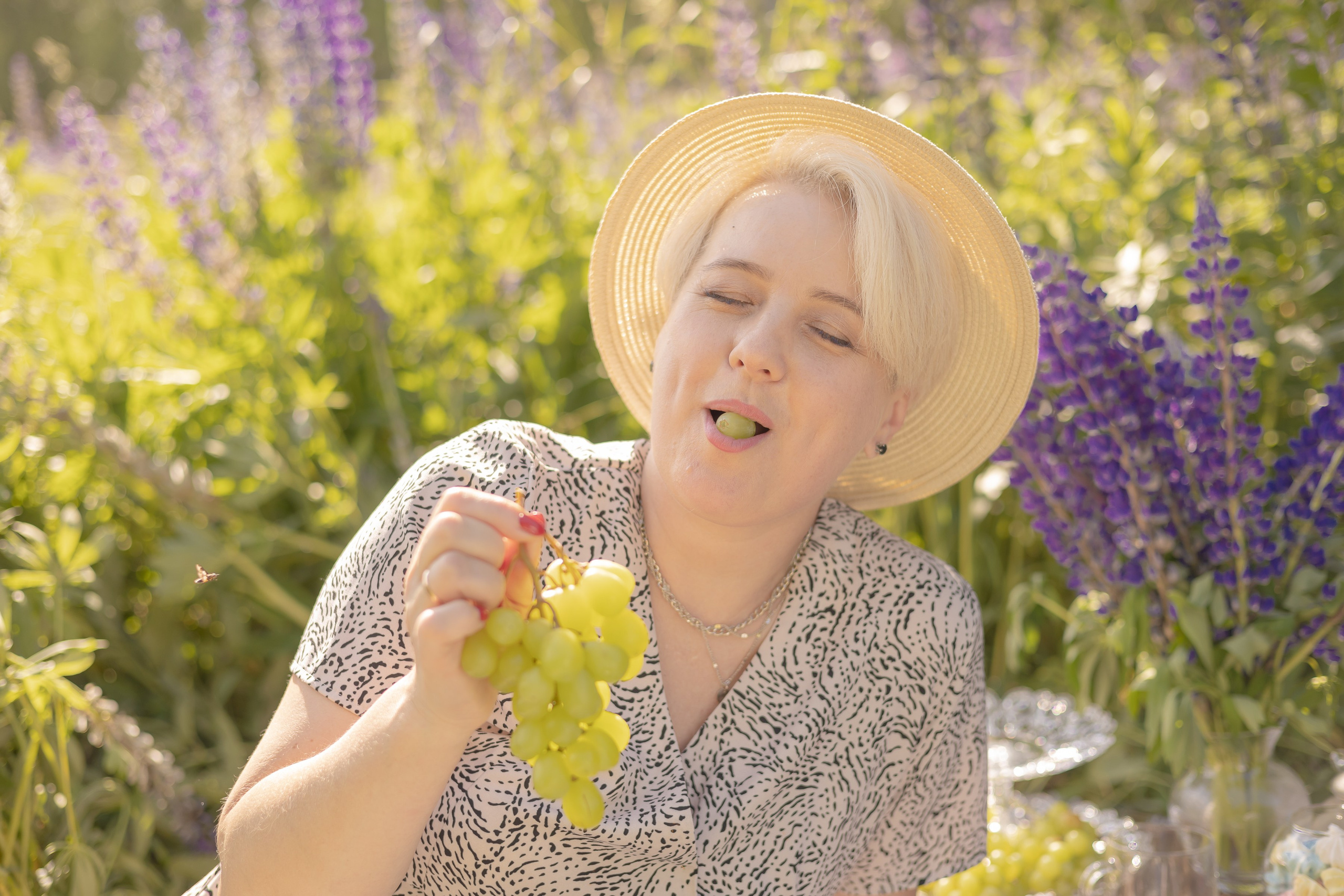 Фотосессия в поле с люпинами