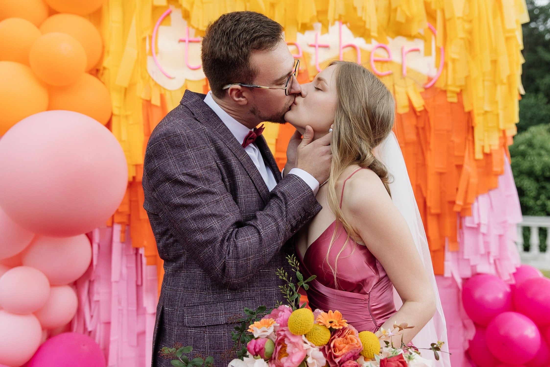 HOLDING_OUT_OF_THE_HERO. Wedding photographer in Europe