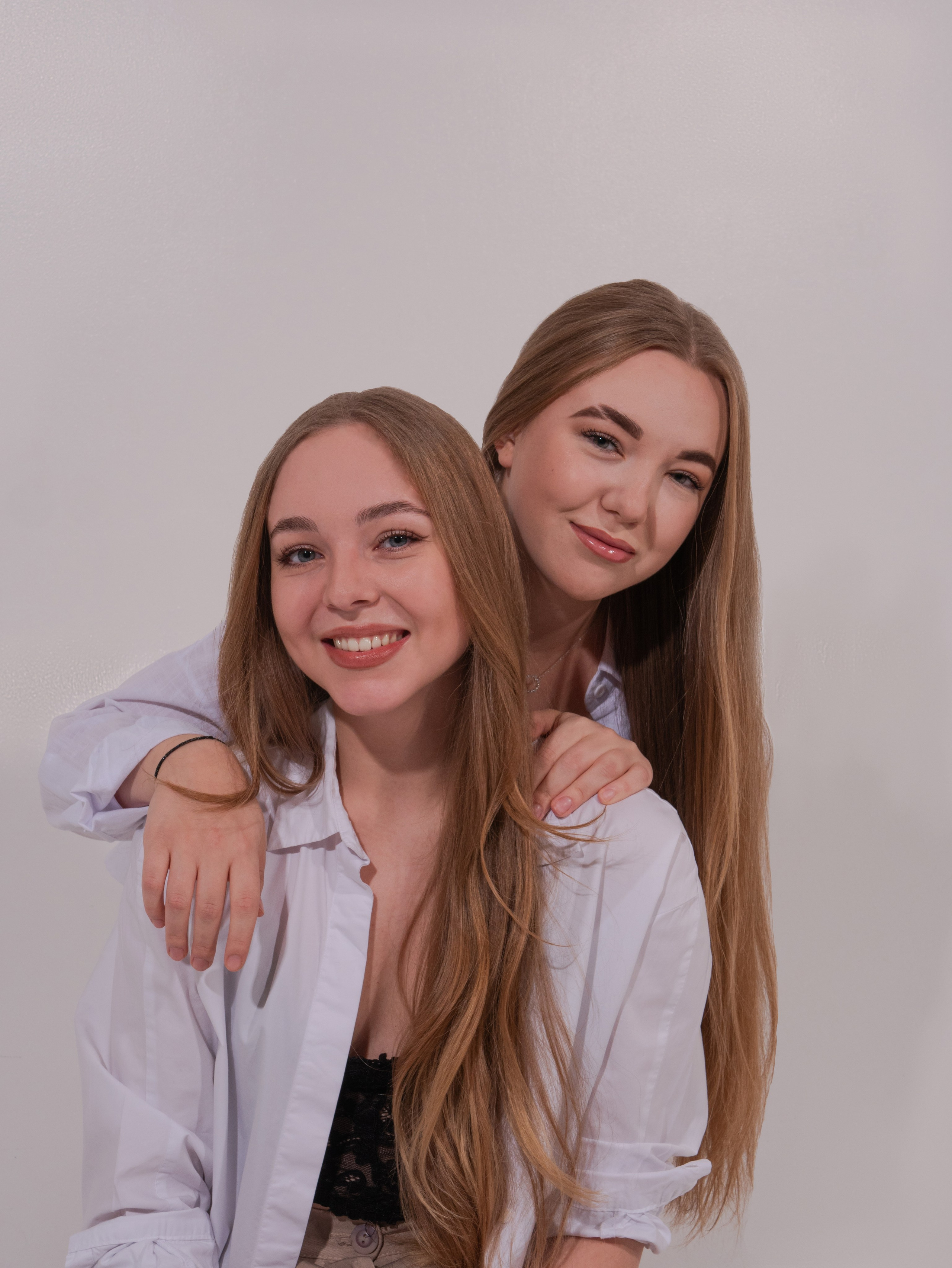 Сёстры в белом