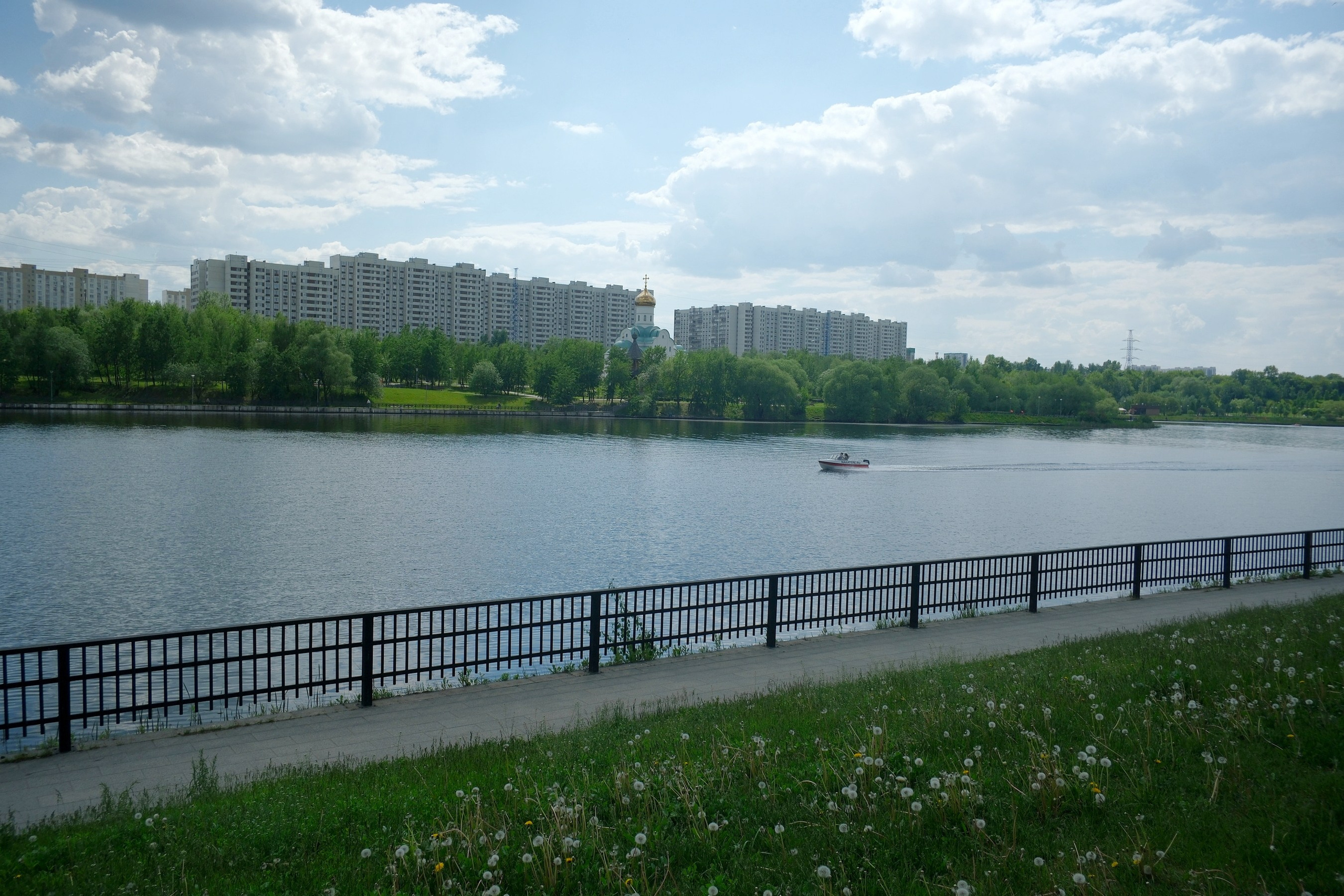 Парк 850 лет Москве. Снято на Voigtlander 18/2,8 Color-scopar. Улица, люди, жизнь…