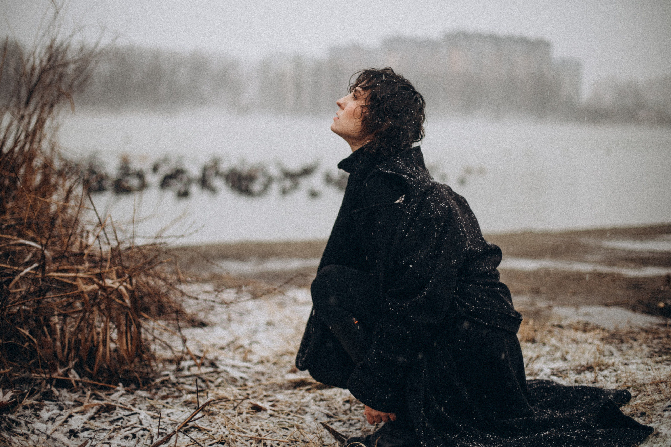 Красивые женские фотосессии: стильные портреты, нежные образы, естественная красота. Фотограф для девушек в Краснодаре. Уникальная атмосфера, грамотный свет, комфортная съёмка, профессиональная ретушь для вашего идеального результата.