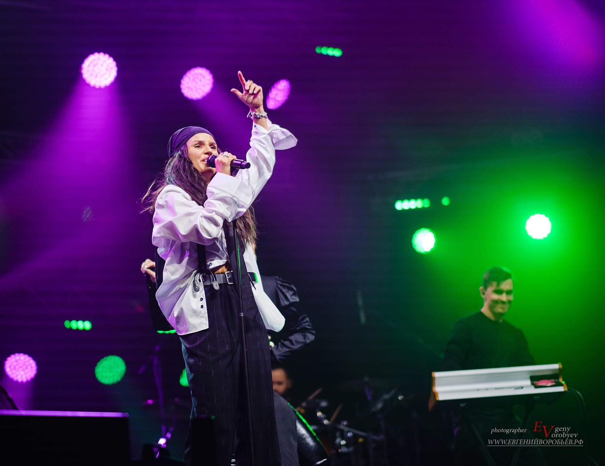 Концерт певицы зиверт в Красноярске фото репортаж артистка шоу фоторепортаж репортажный фотограф фотосъёмка заказать цена стоимость пример