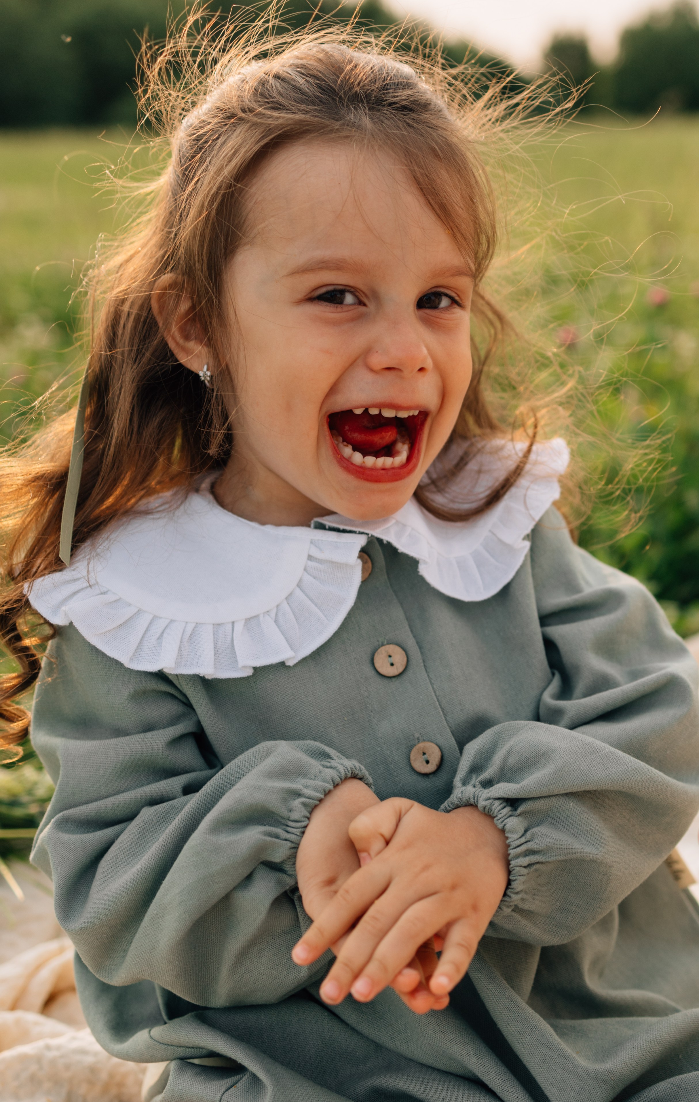 Анна, Марчелло, Настенька и Влада в поле. Фотограф Москва Светлана Кирюшина