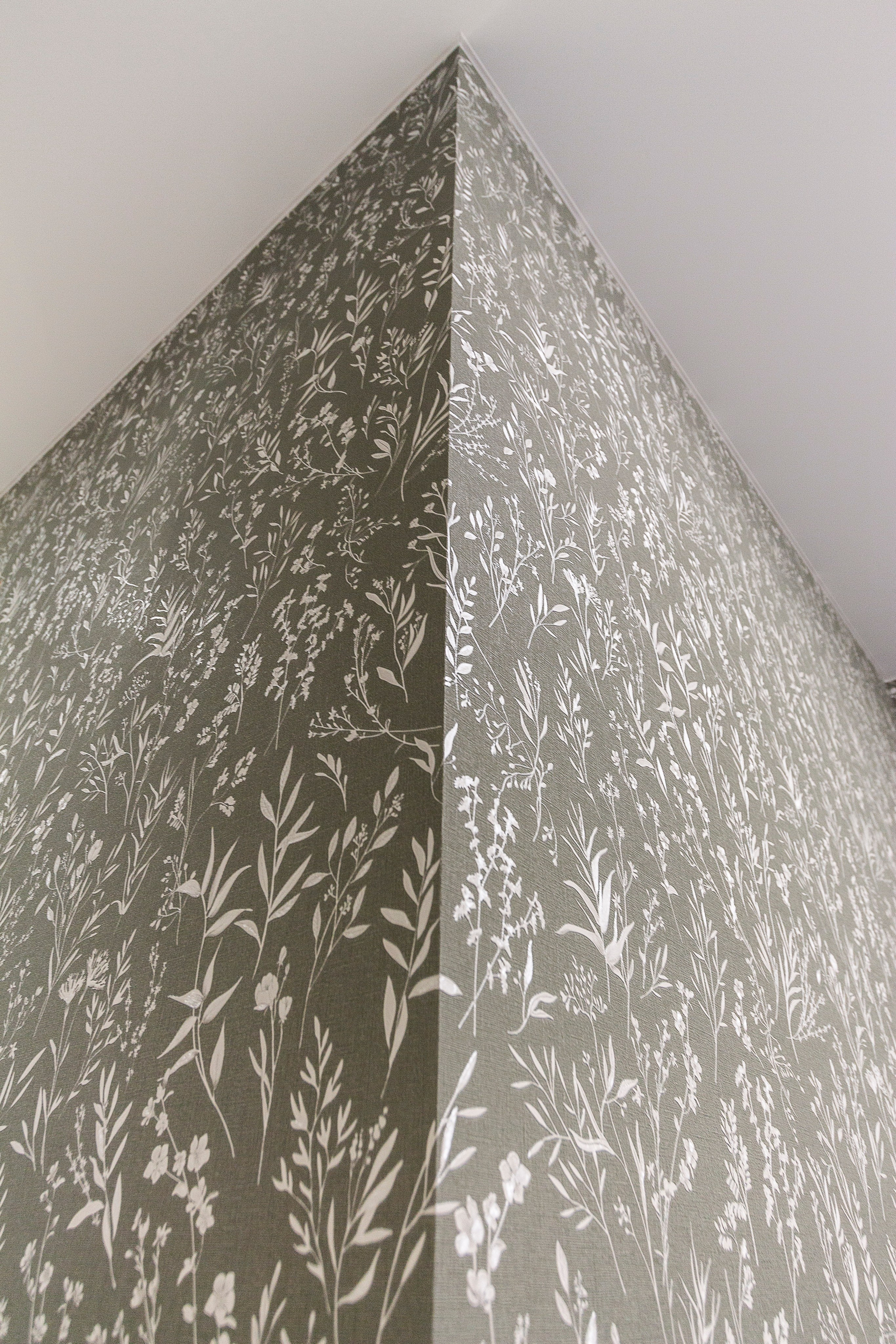 образец обоев на углу, зеленые обои, бои в мелкий цветочек. 