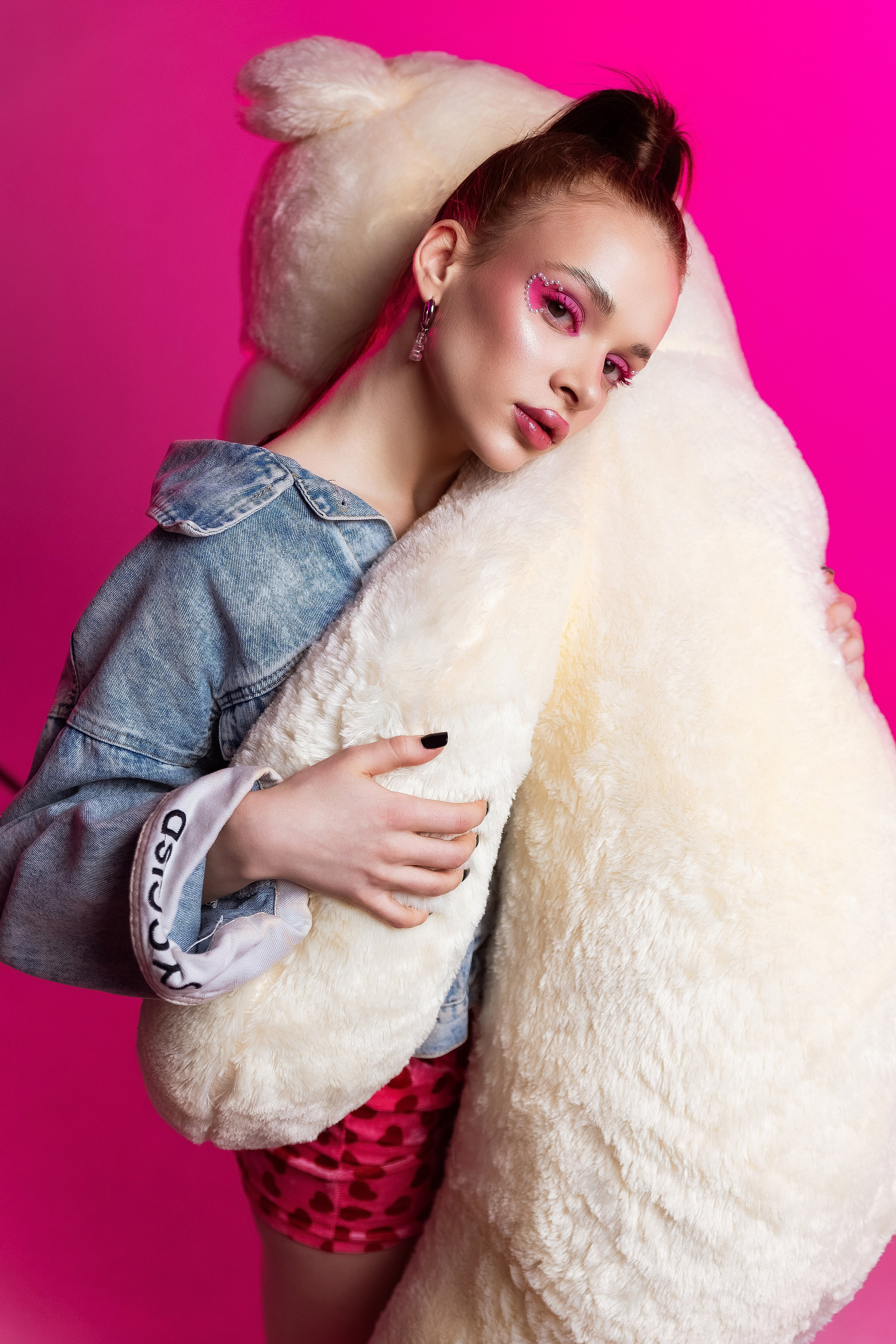 идея фотосессия на 14 февраля, день всех влюблённых, цветной свет, маски габо, 14 февраля, ростовой медведь