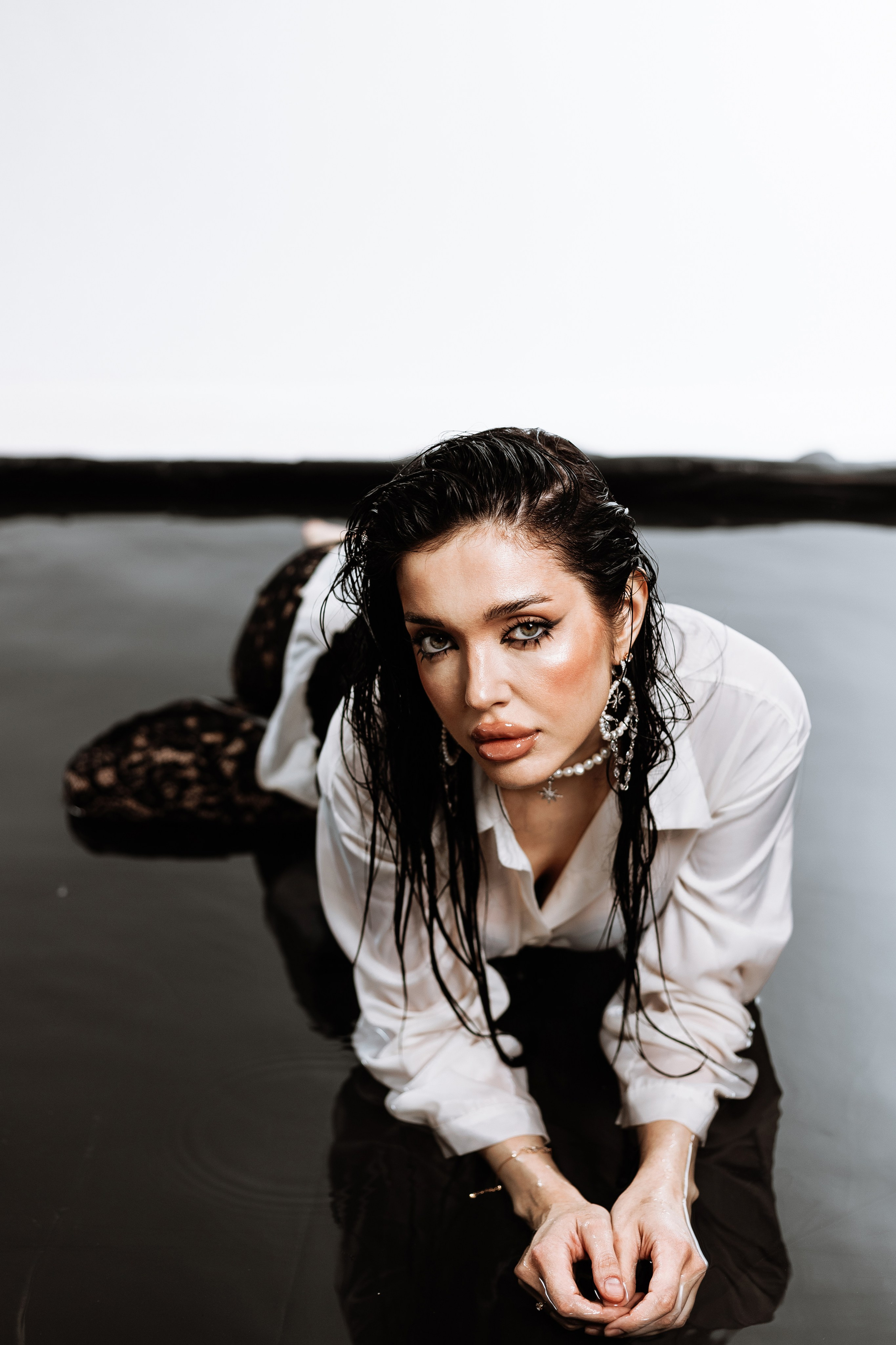 фотосессия в бассейне в фотостудии, сборный бассейн в фотостудии, студийный свет, творческая фотосессия, женский портрет