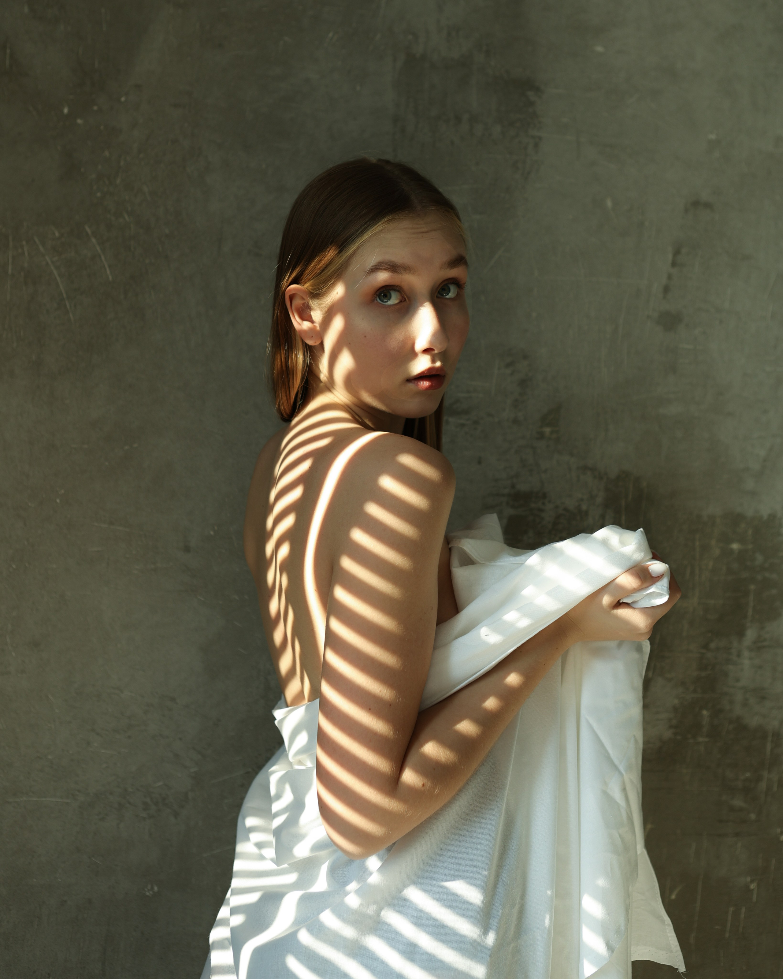 рельефная тень на коже красивой девушки