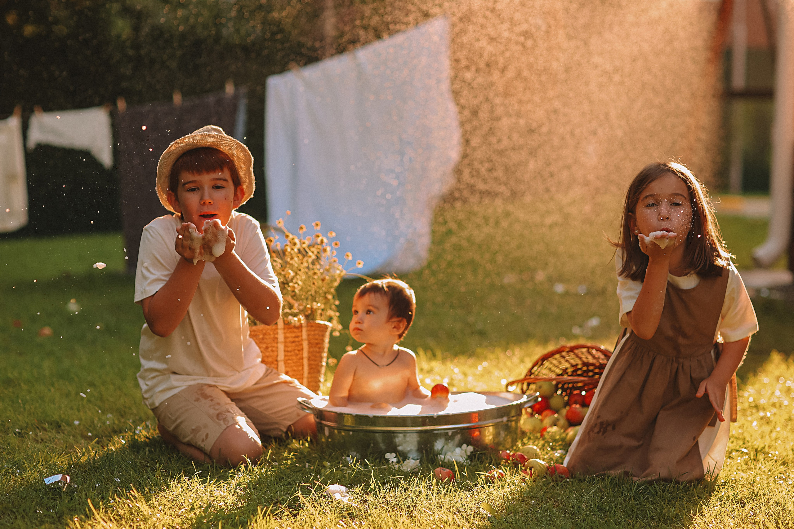 Стирка у дома. Семейный фотограф Тюмень, фотограф на роды Салмина Мария