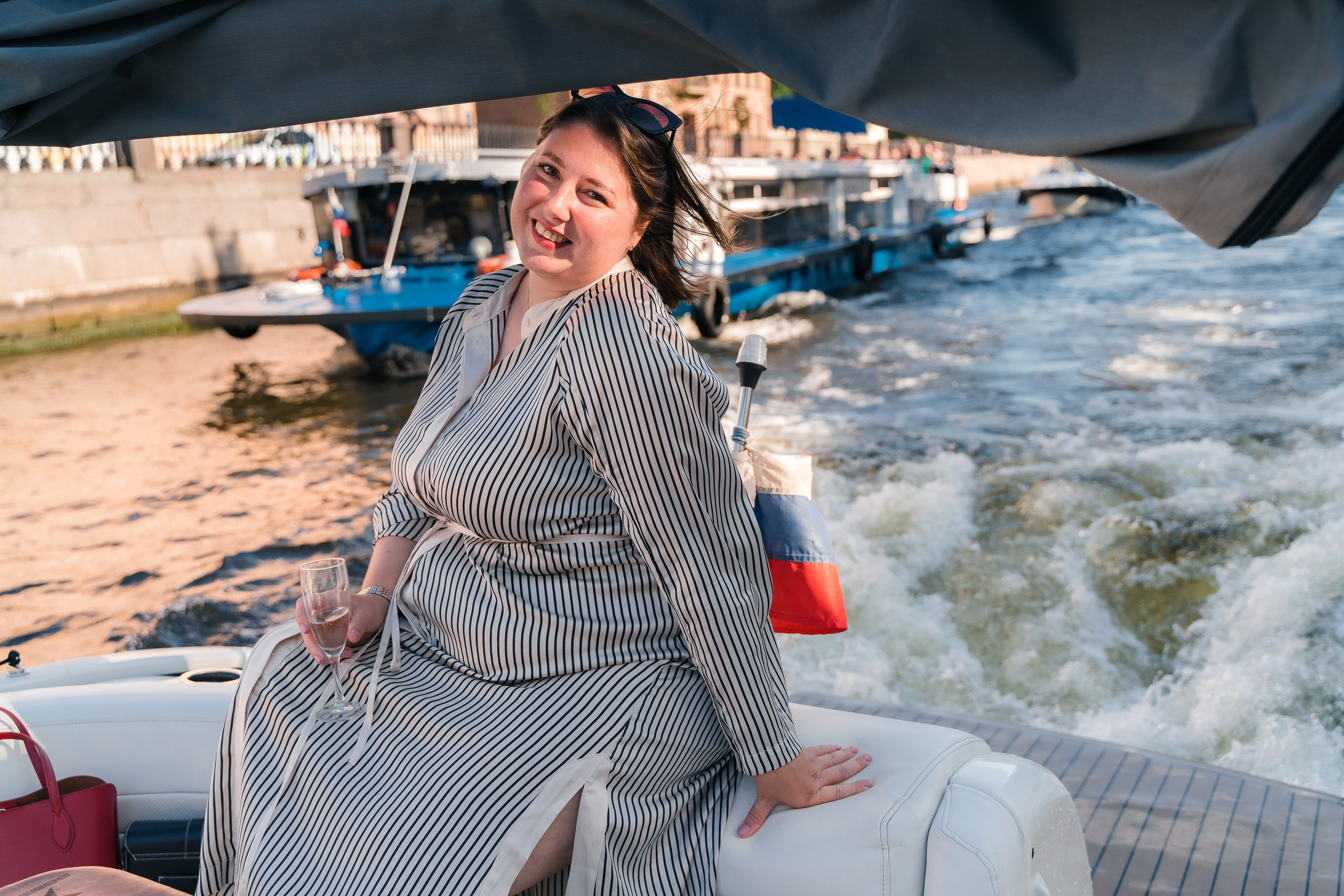 Фотосъемка девичника, встреча девушек, веселые женские портреты