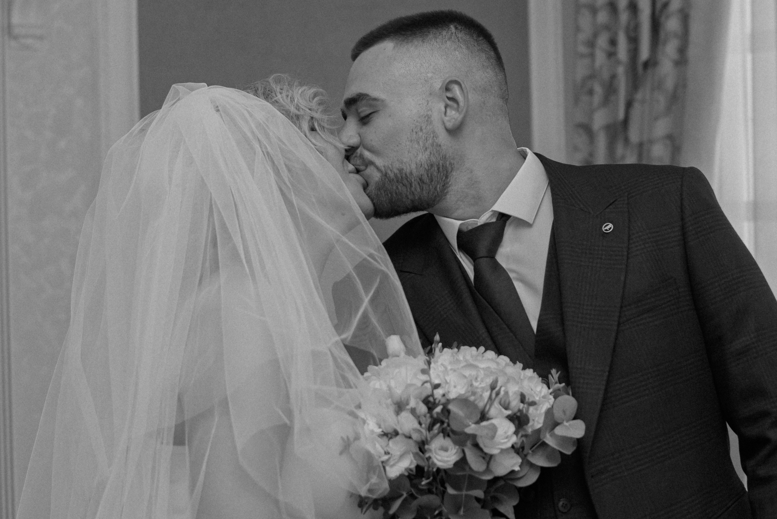 Первый поцелуй мужа и жены после регистрации в ЗАГСе Старая Купавна, свадебный фотограф Алёна Макеева