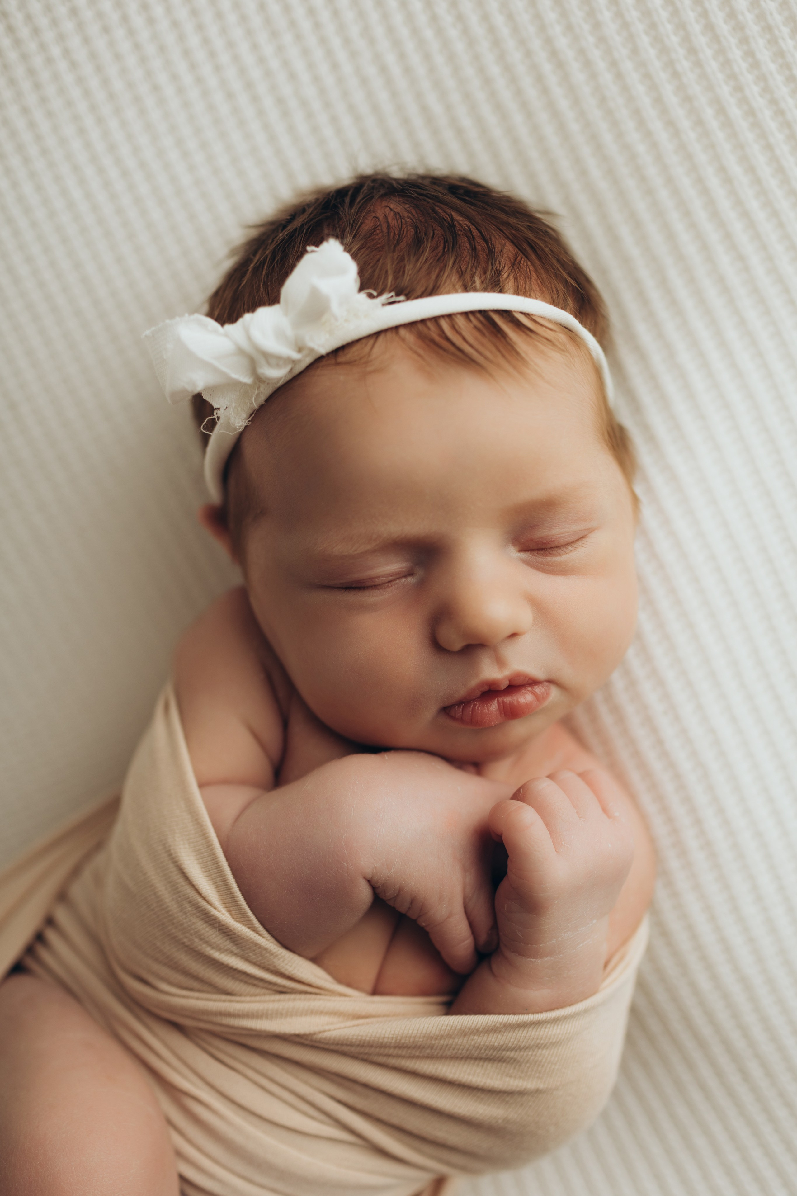 Newborn (фотосессия новорожденных). Фотостудия для новорожденных и малышей в Твери — На ручки