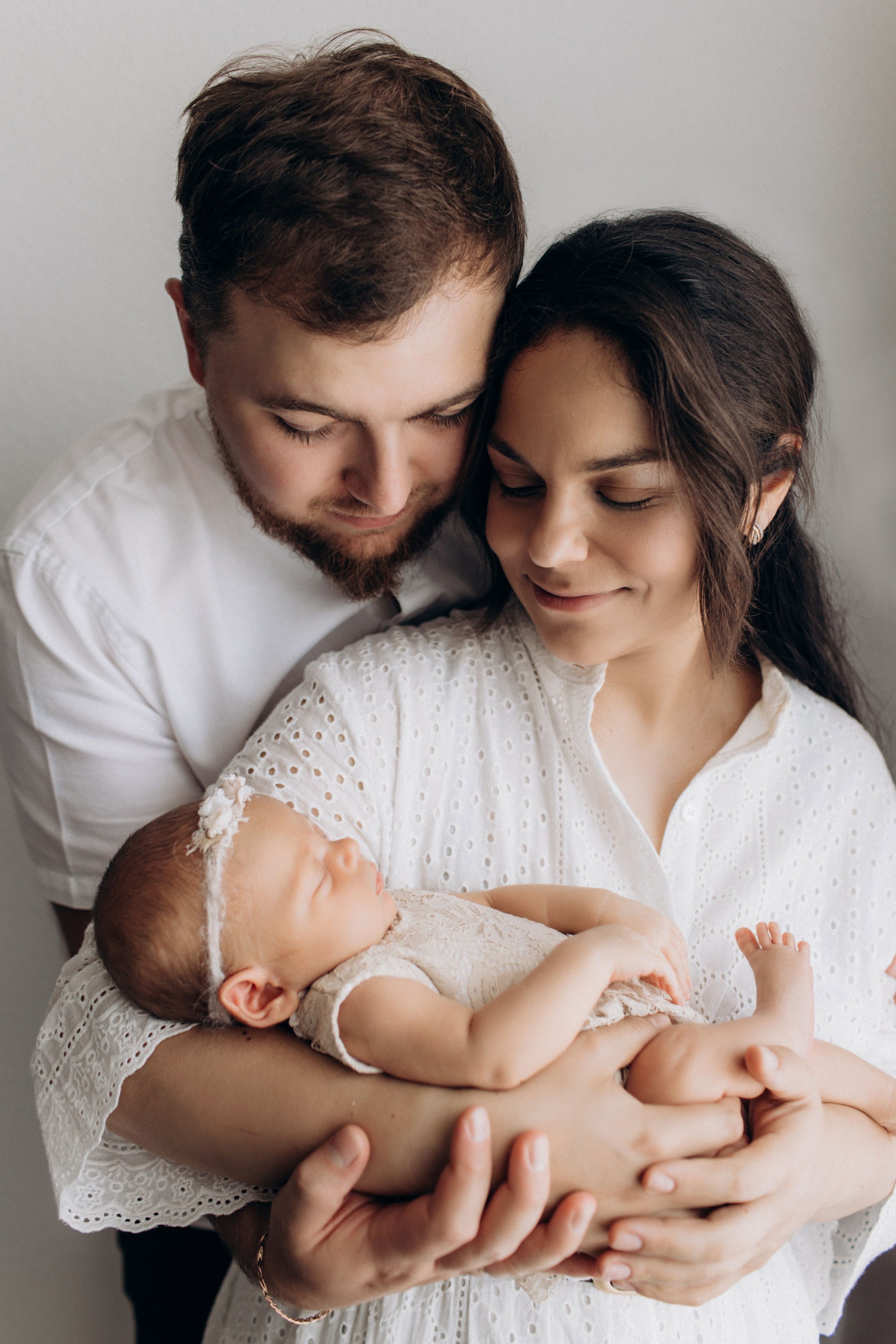 Newborn (фотосессия новорожденных). Фотостудия для новорожденных и малышей в Твери — На ручки