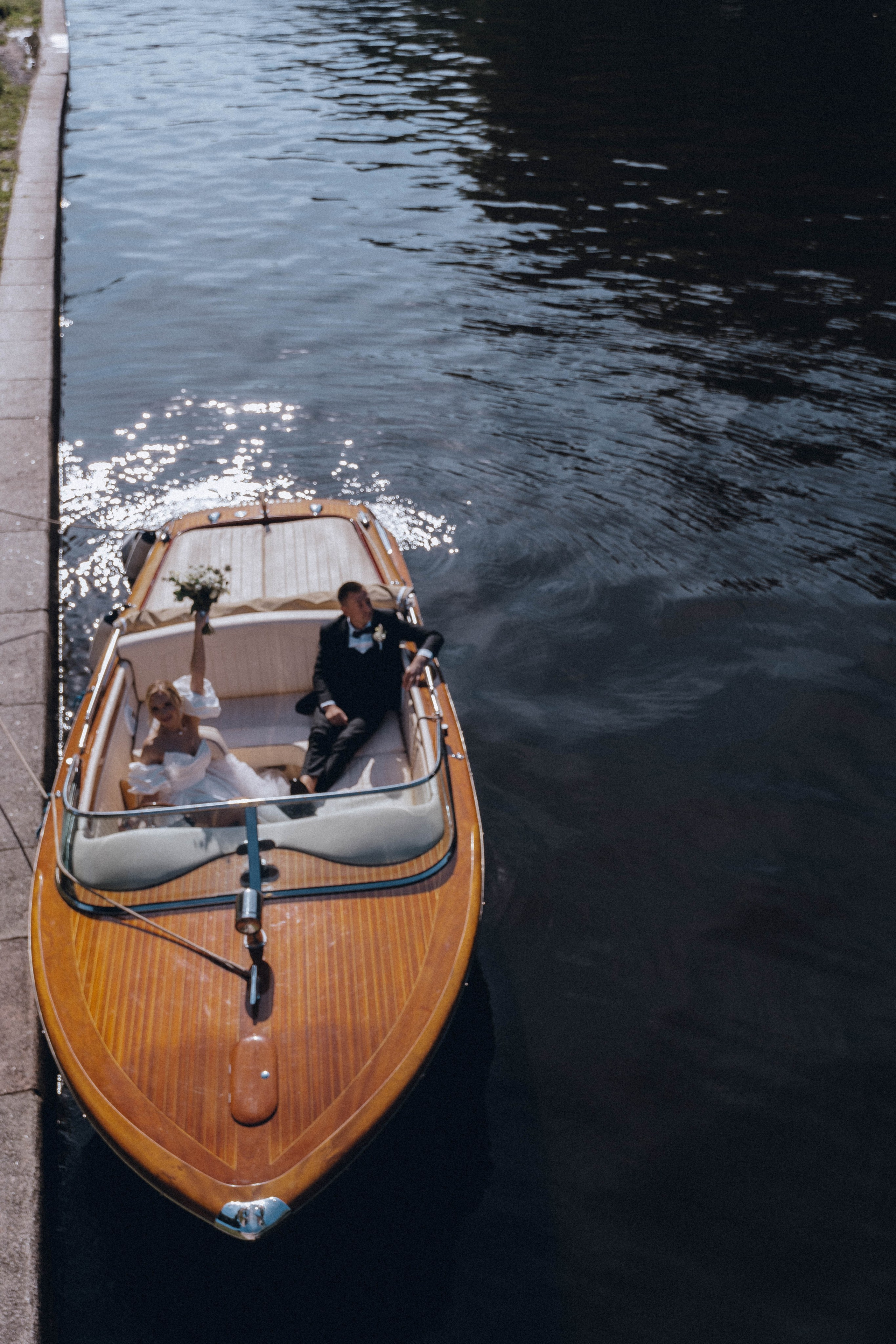СВАДЕНБНАЯ СЬЕМКА НА КАТЕРЕ ПО КАНАЛАМ САНКТ-ПЕТЕРБУРГА И В АКВАТОРИИ НЕВЫ. Профессиональный фотограф, Санкт-Петербург — Виктория Богомолова