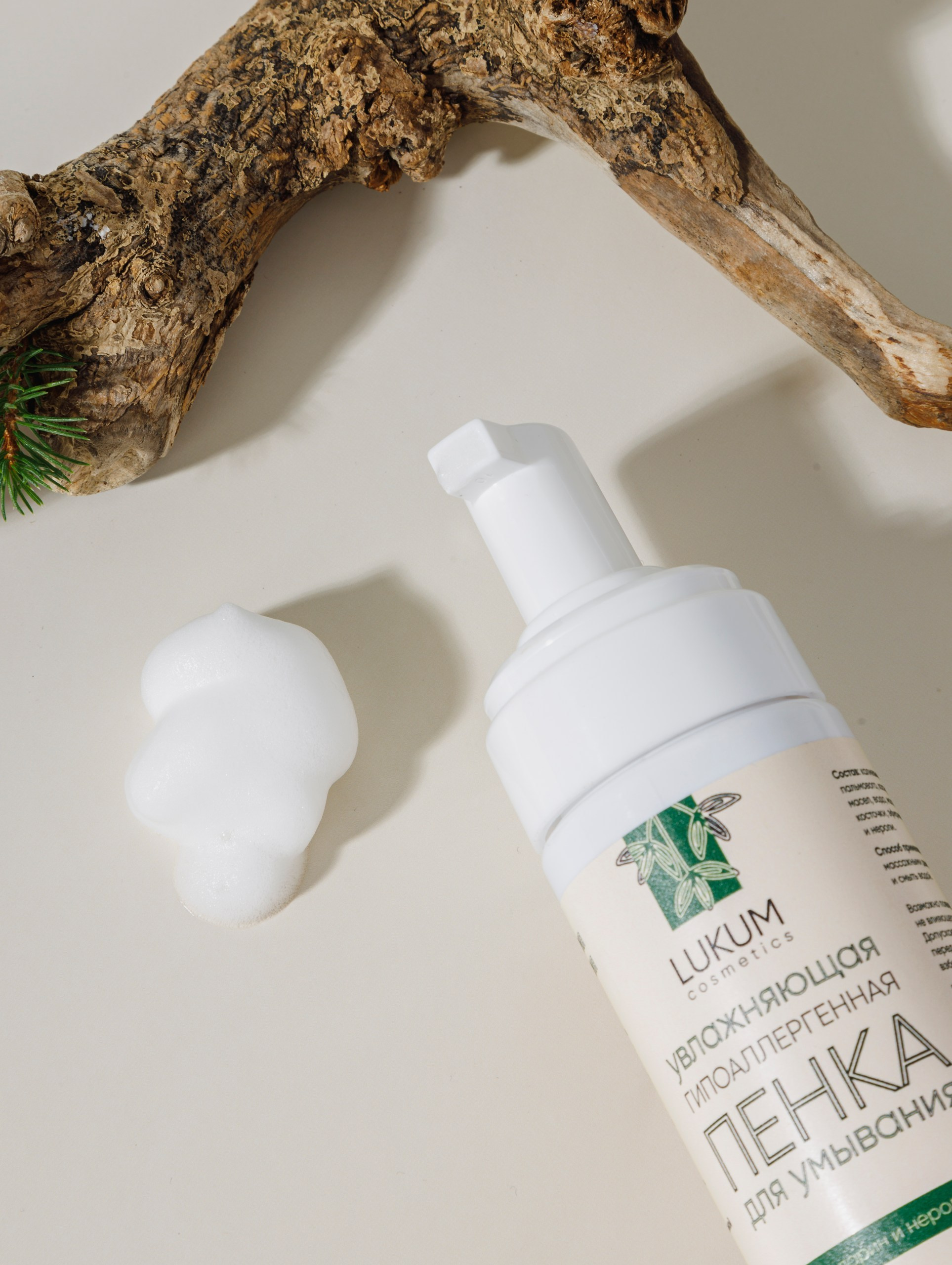 композиционная съемка уходовой косметики с деревом