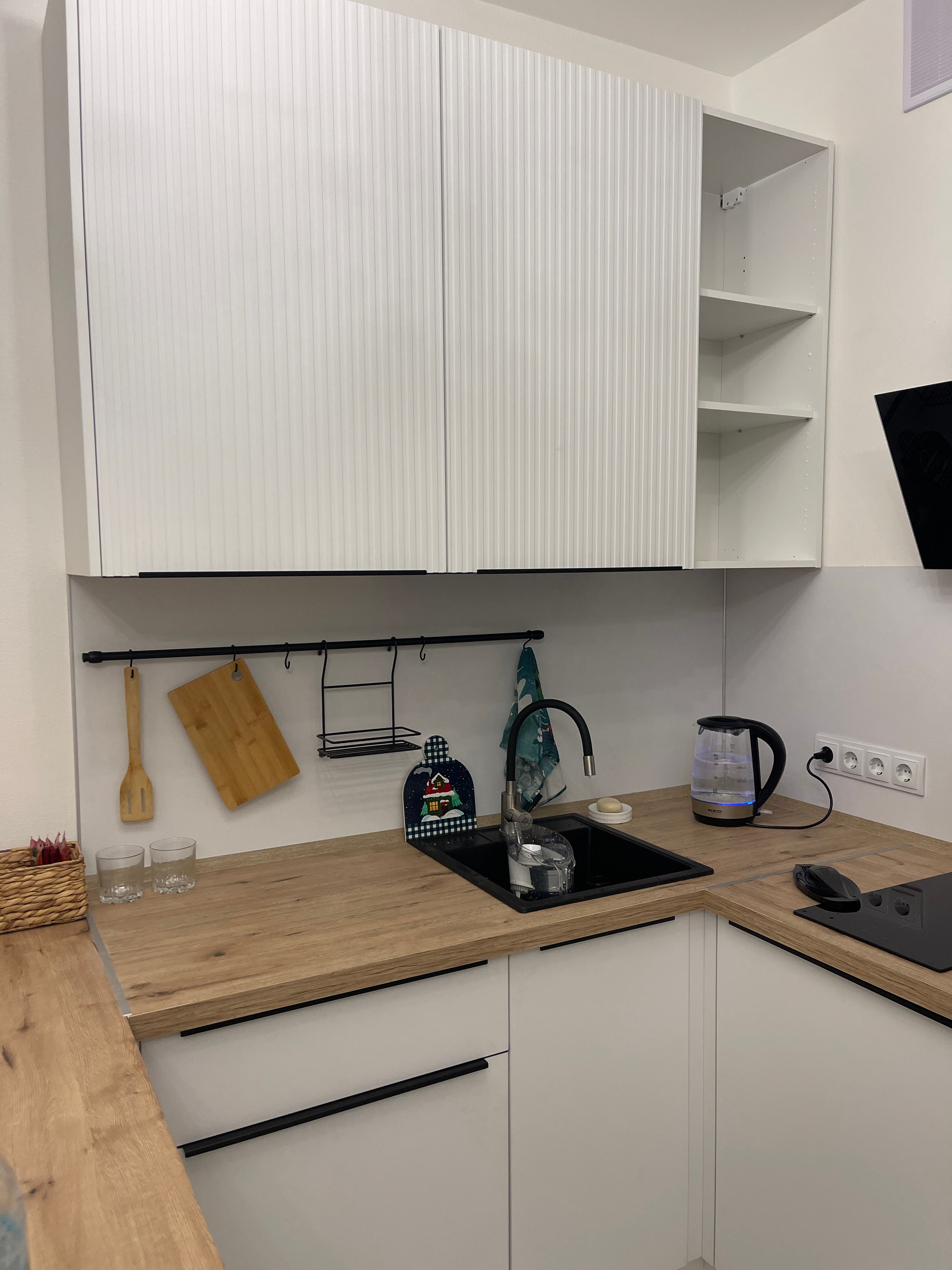 Кейс1: Получили ключи от новой квартиры и нужно было в короткие сроки обставить мебелью и декором для сдачи на долгий срок. Учли расположение квартиры и метраж. Определили портрет потенциального жильца и исходя из этого обставили квартиру. Чтобы выделяться на фоне других квартир, сделали акцент на яркие краски и смешение стилей. Сделали всё для комфортного проживания. и продумали каждую мелочь. В результате квартира очень быстро сдалась. На всё ушло до 250 тыс. руб. за всю мебель, технику и декор.