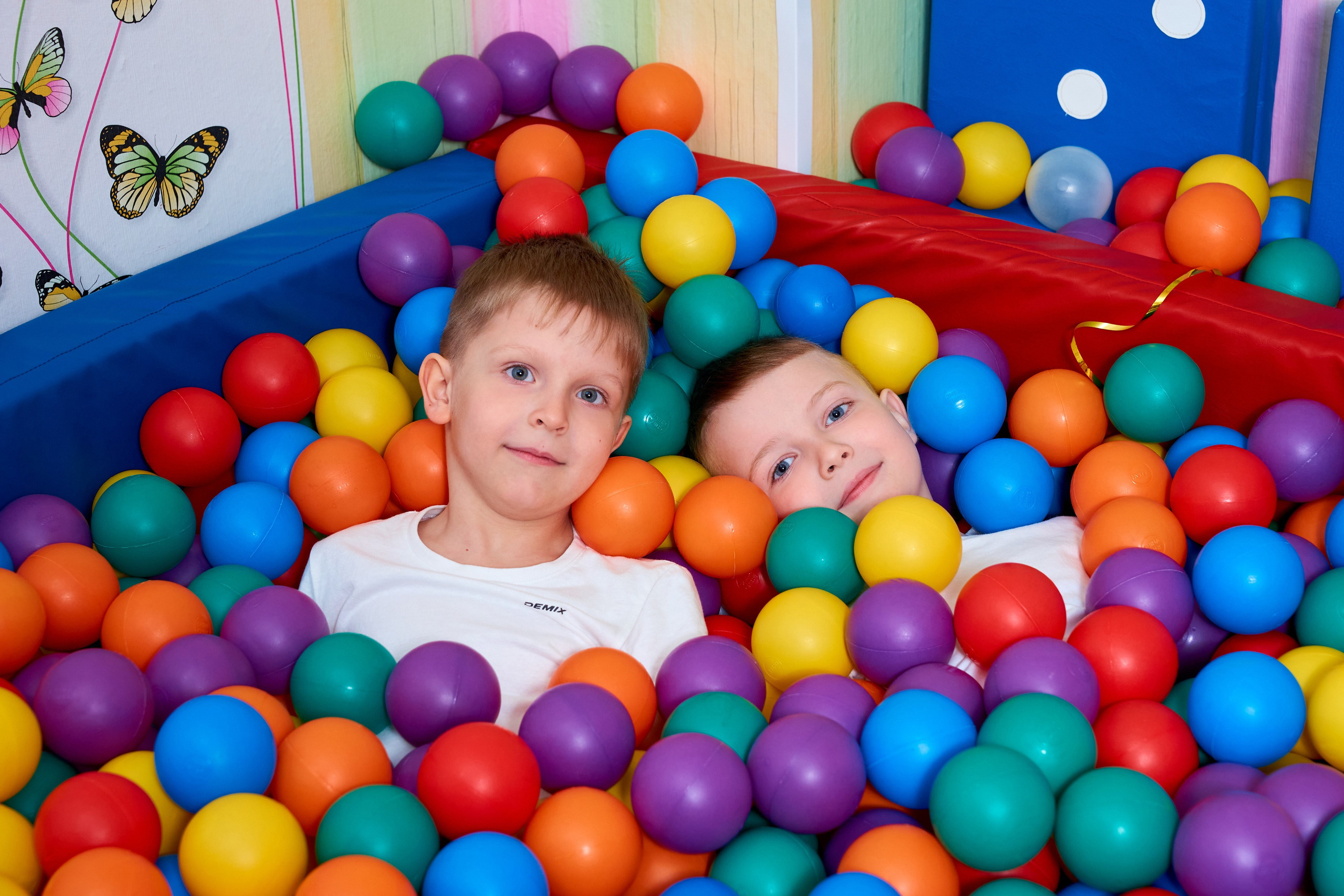 Занятие в спортзале. Childrenfoto.ru