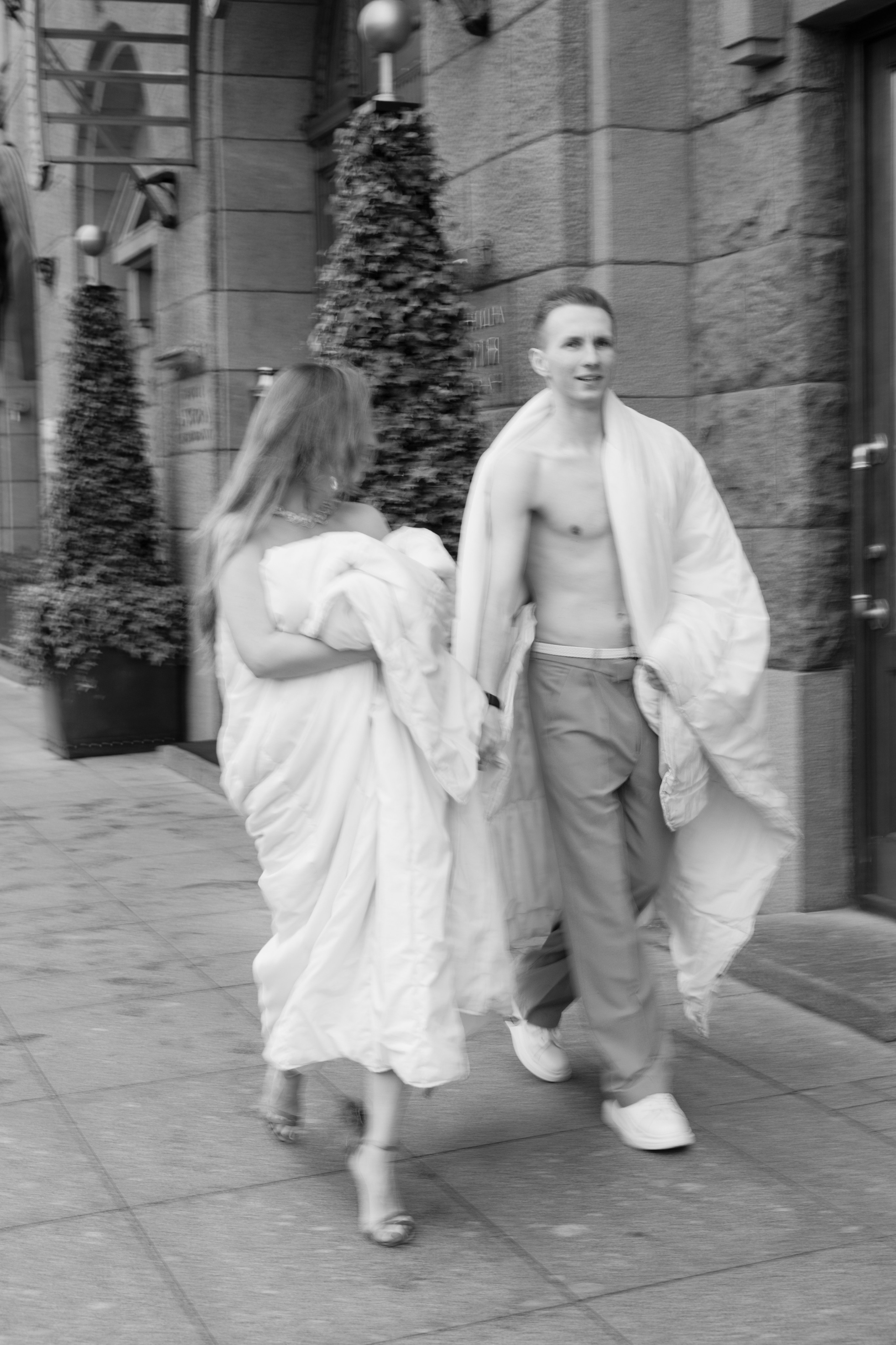 Лавстори прогулка в одеялах по ночному городу летом в Санкт-Петербурге. Фотограф в Санкт-Петербурге Вагнер Юлия