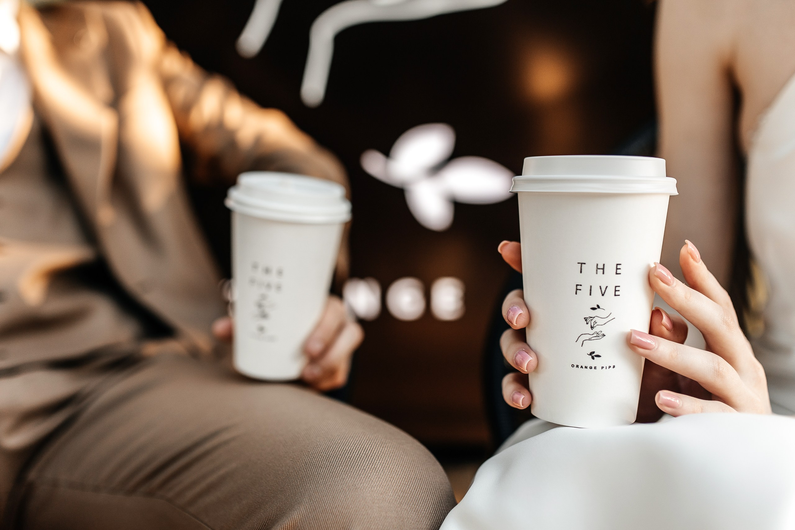 Здравствуйте! Я&nbsp;свадебный фотограф из&nbsp;Ульяновска, работаю в&nbsp;том числе по&nbsp;всей России и&nbsp;с&nbsp;выездом за&nbsp;границу. Снимаю свадьбы, lovestory, корпоративы, светский репортаж. Провожу обучение по&nbsp;фотографии, мастер-классы и&nbsp;воркшопы для других фотографов.