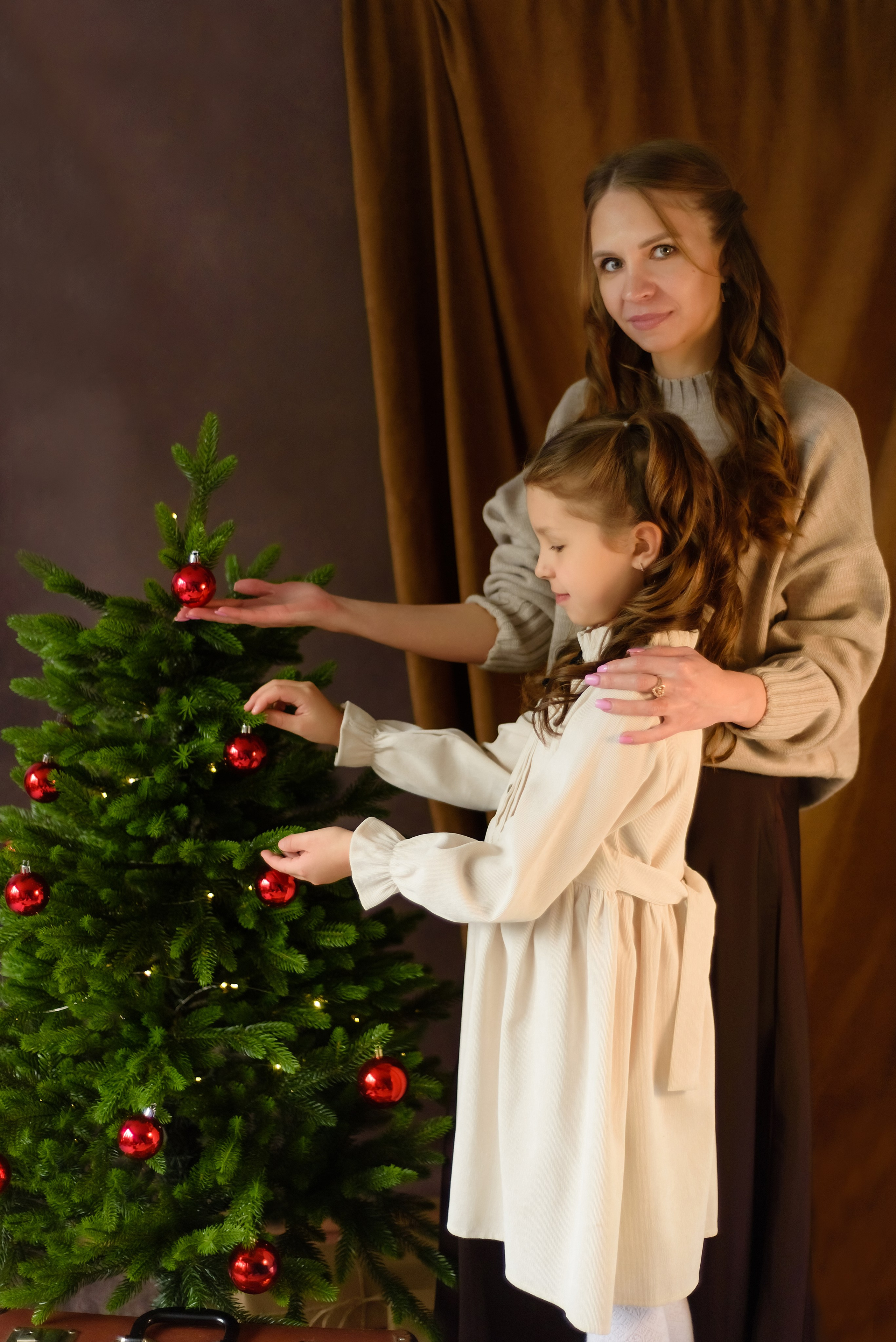 Новогодняя фотосессия «Красные ягоды» Полина и Инна. Детский Фотограф |Фотограф на годик в Брянске Ирина Романова
