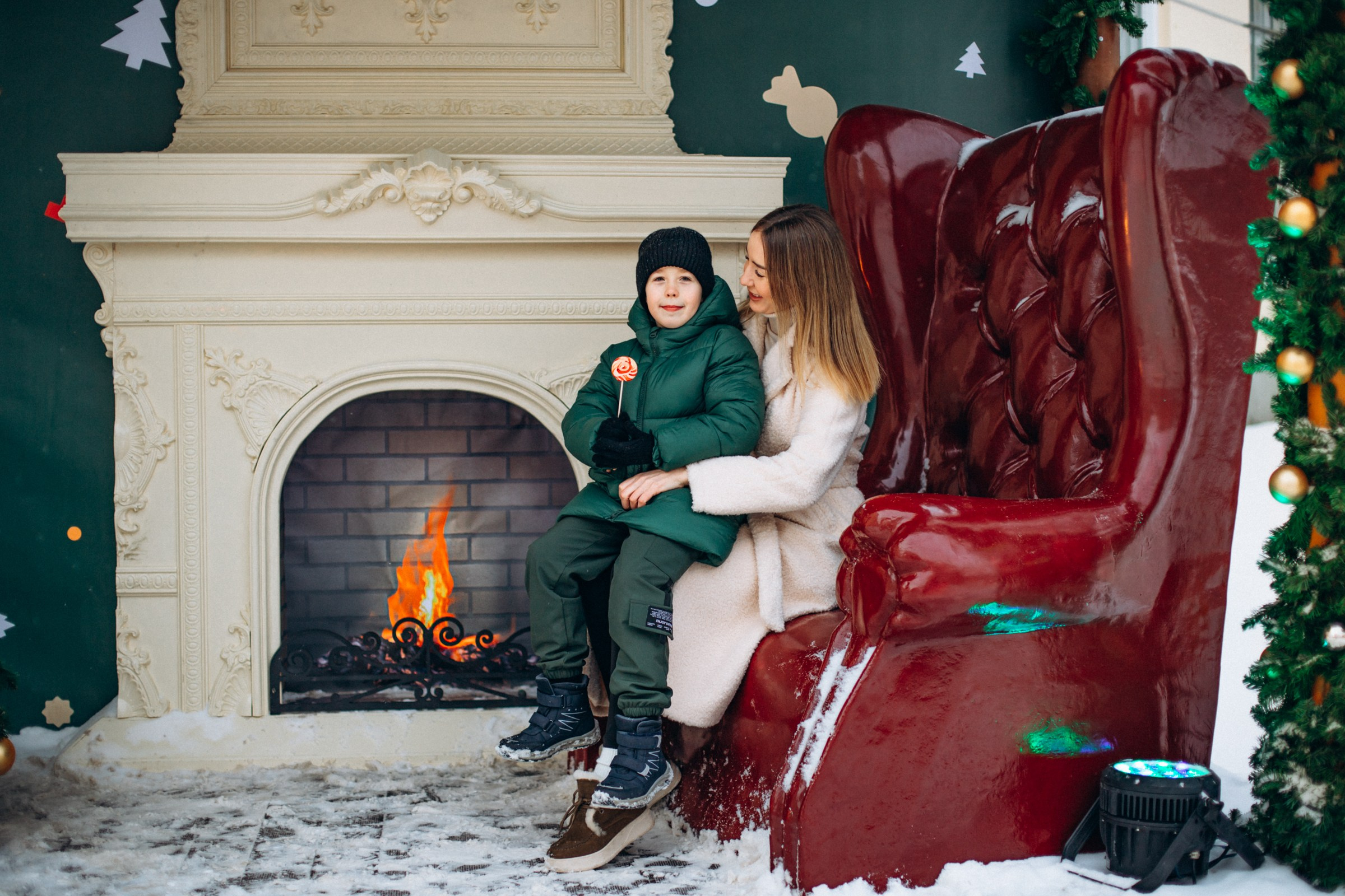Оксана с сыном в декабре. Фотопрогулка в Петербурге. Индивидуальный и семейный фотограф в Санкт-Петербурге