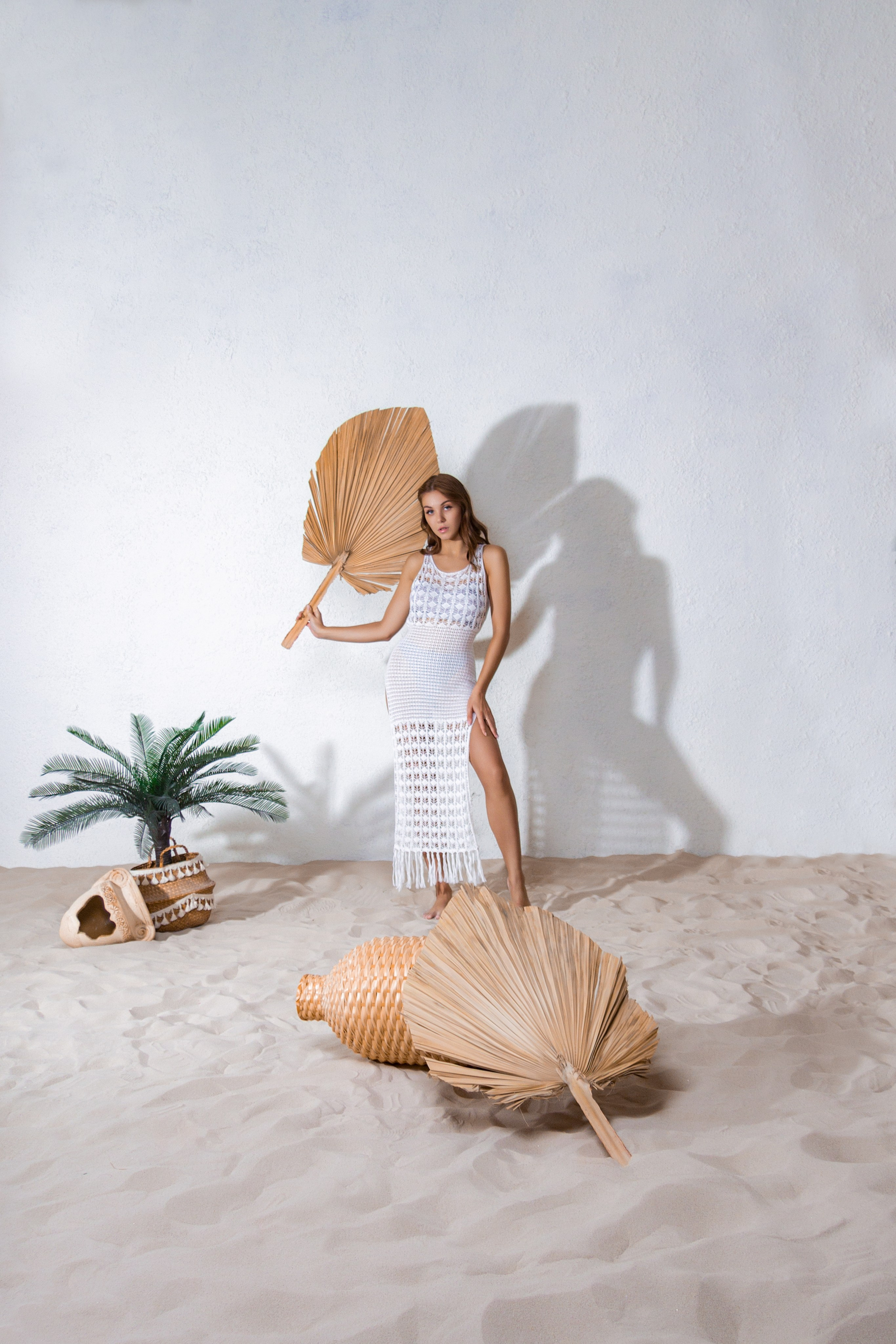 Девушка спасается от жаркого солнца в пустыни. 