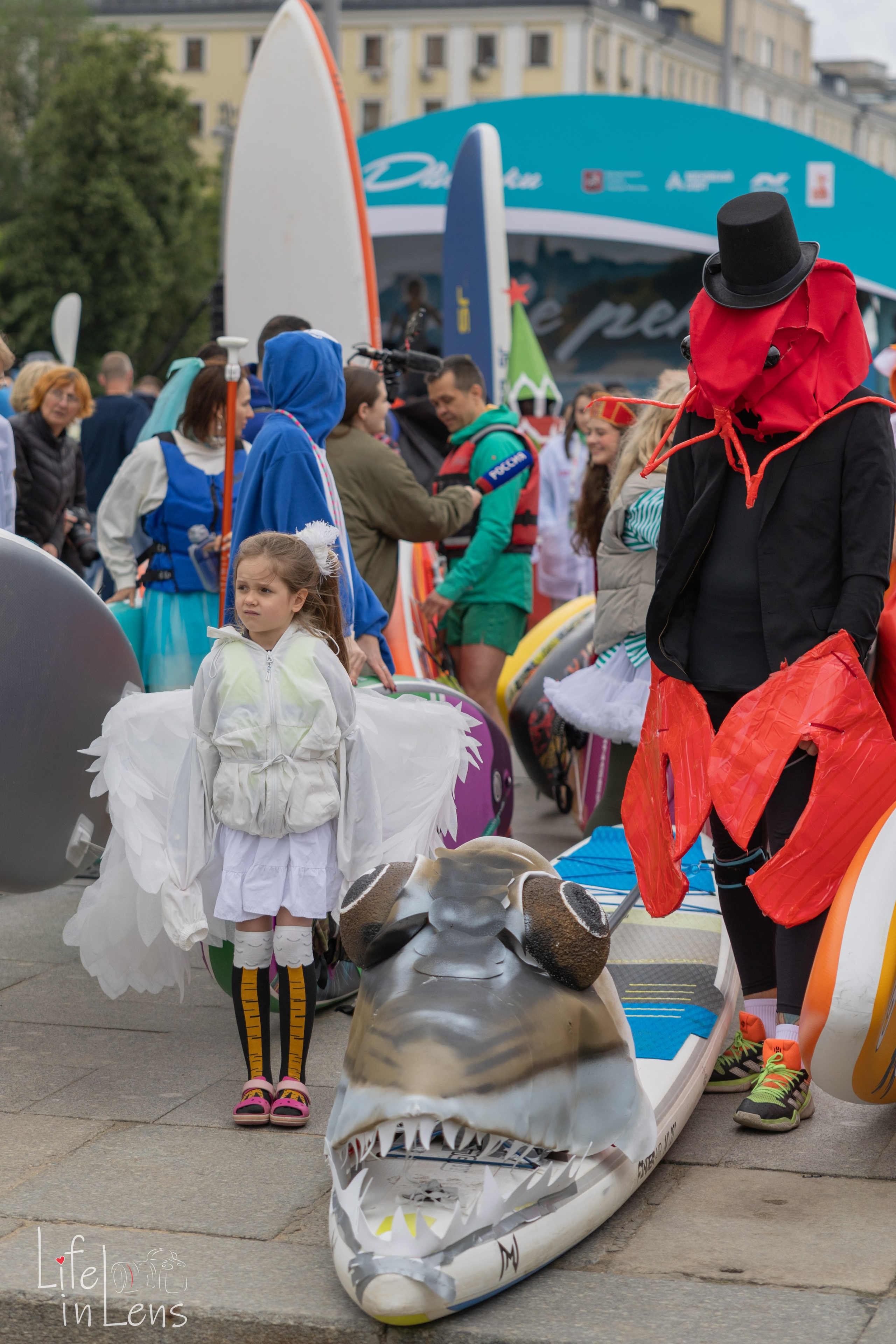 SUP-карнавал. Фотограф, получающий удовольствие от своей работы