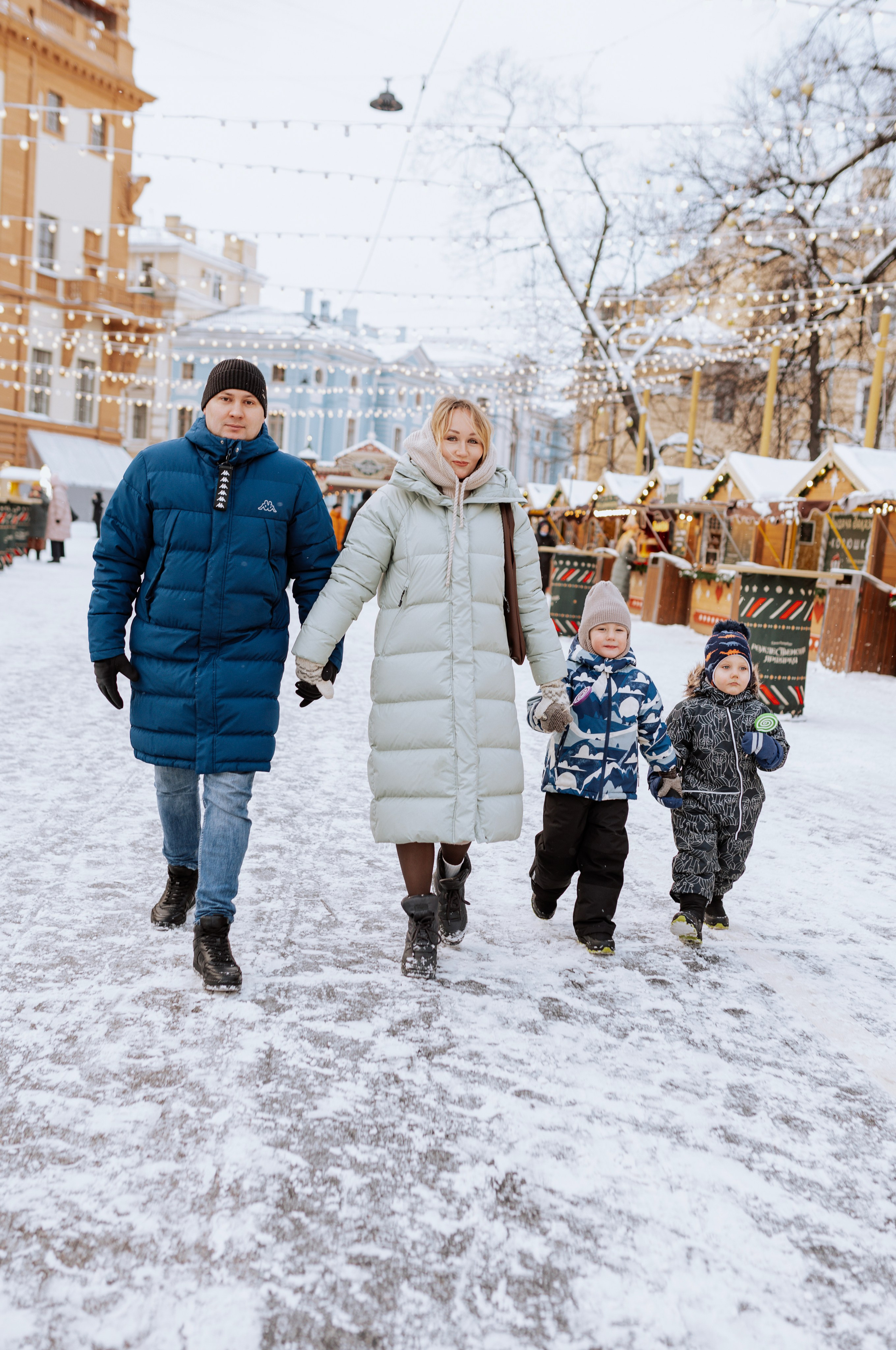 Семейная, Манежная площадь