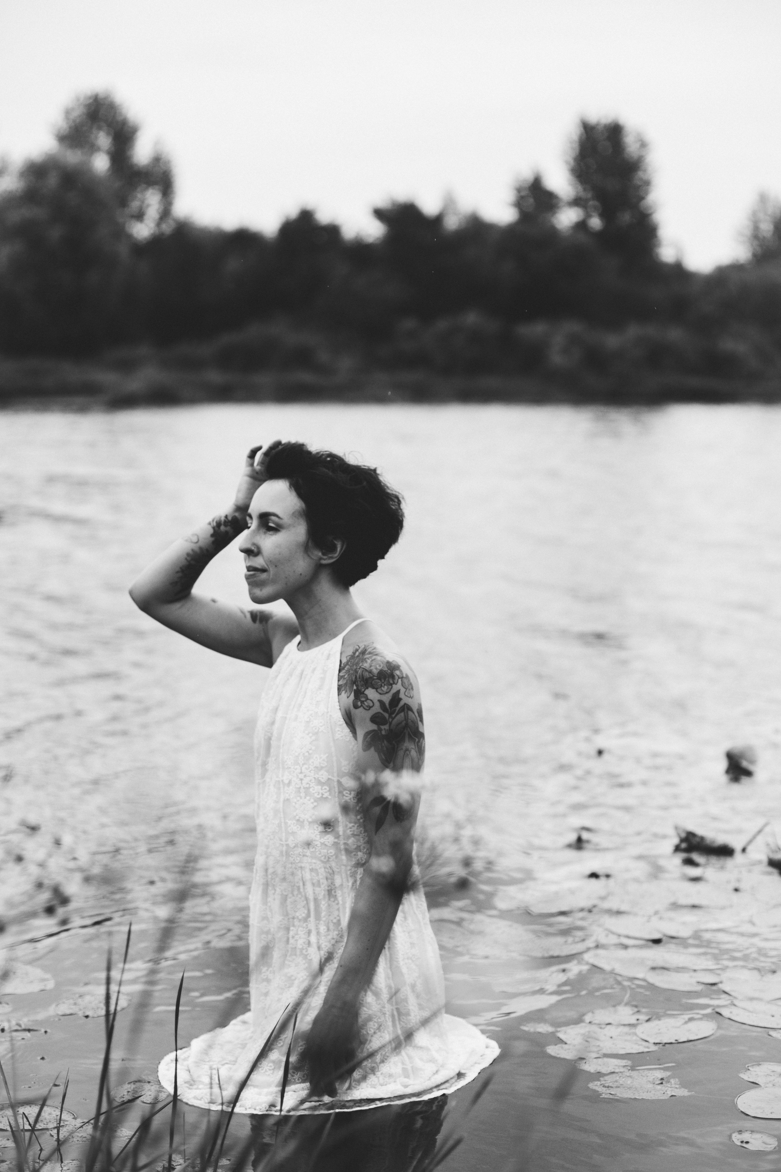 Есенин у реки. Фотограф в Нижнем Новгороде