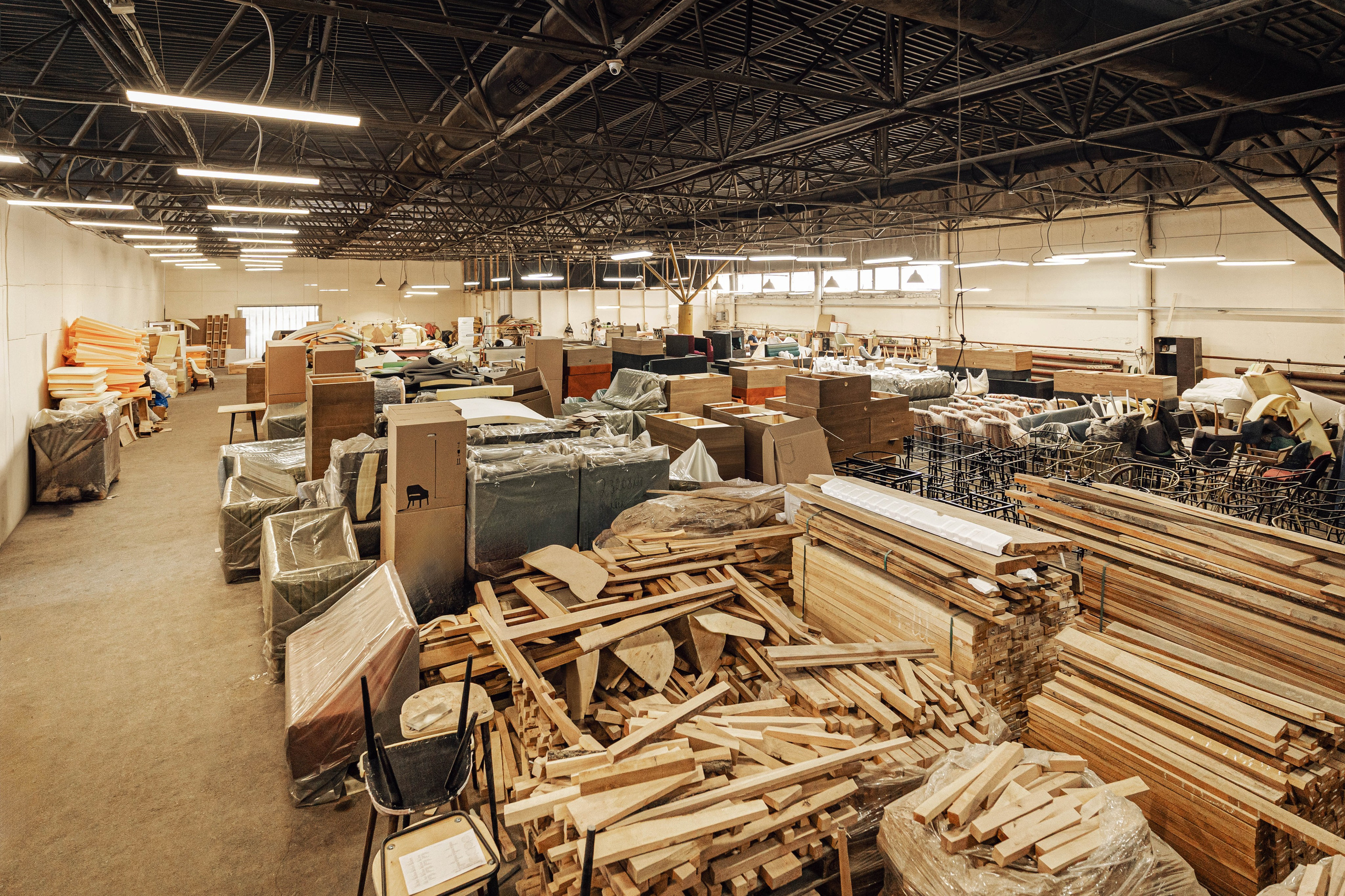 Склад материалов: хранение ЛДСП, массива дерева и фурнитуры на мебельном производстве