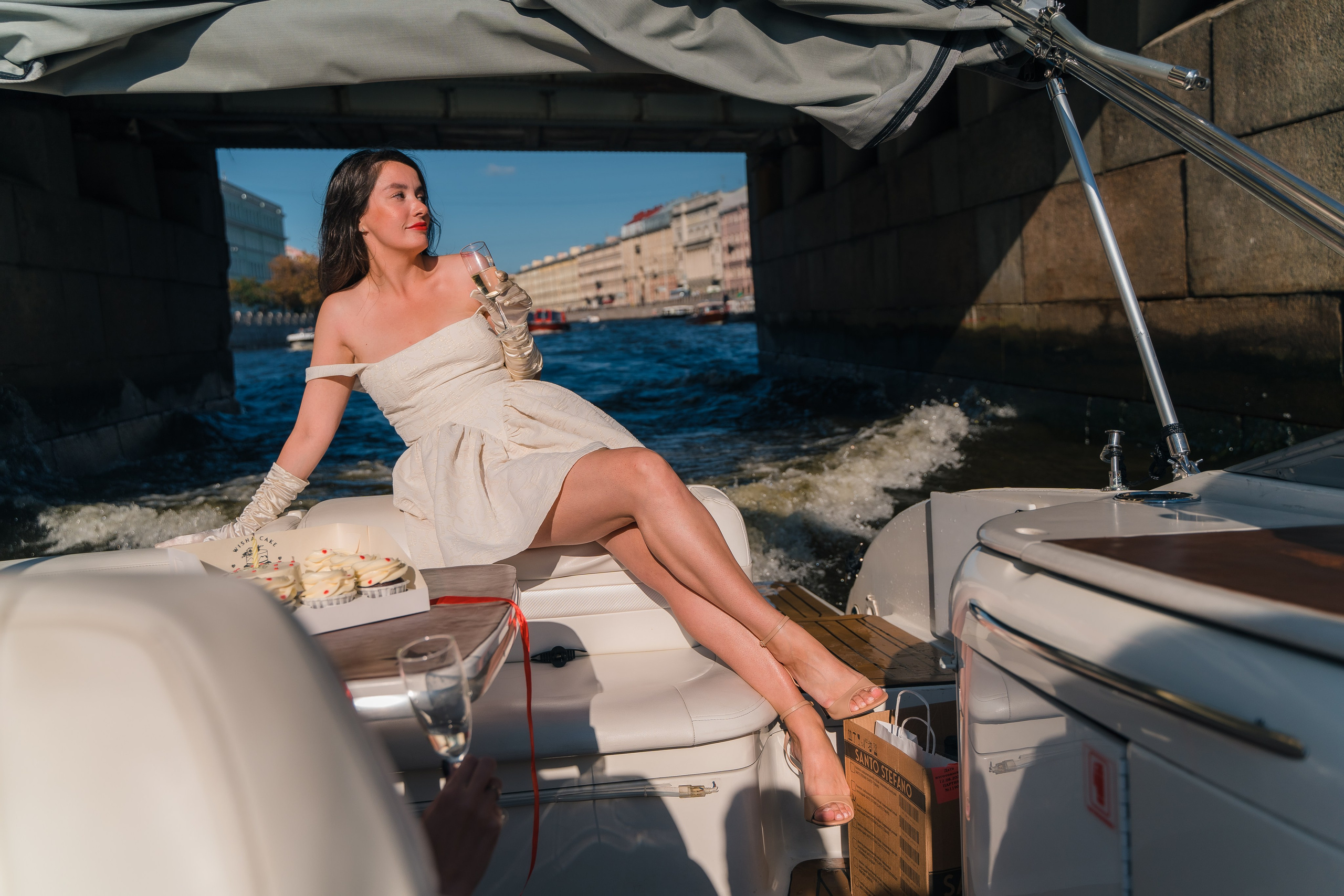 Фотосъемка девичника, встреча девушек, веселые женские портреты