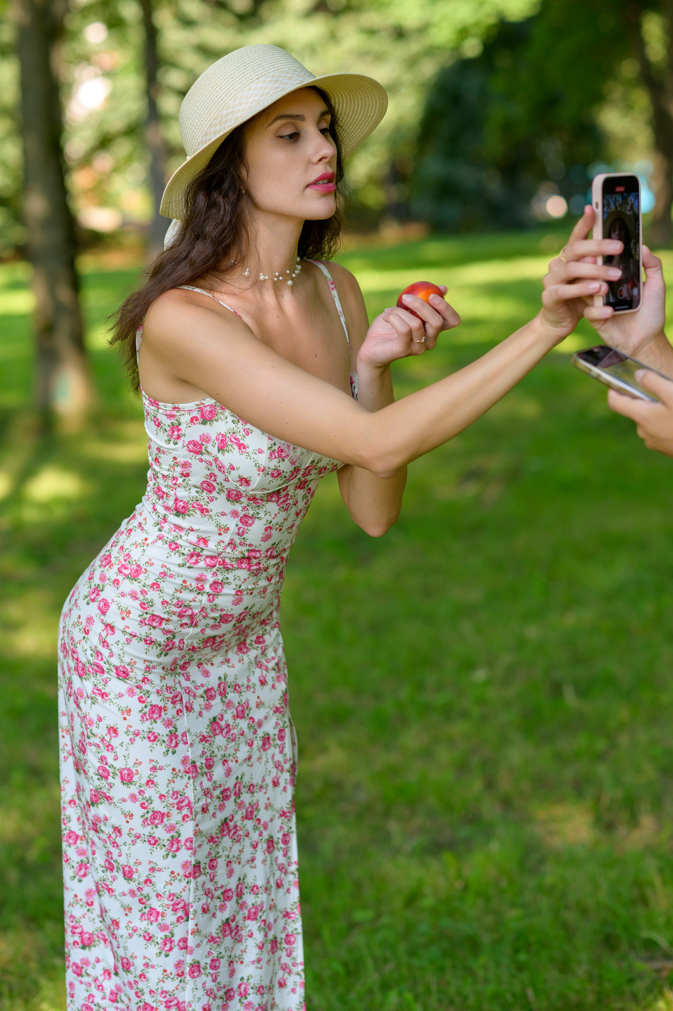 Лето. Пикник в парке. Девушка в легком платье