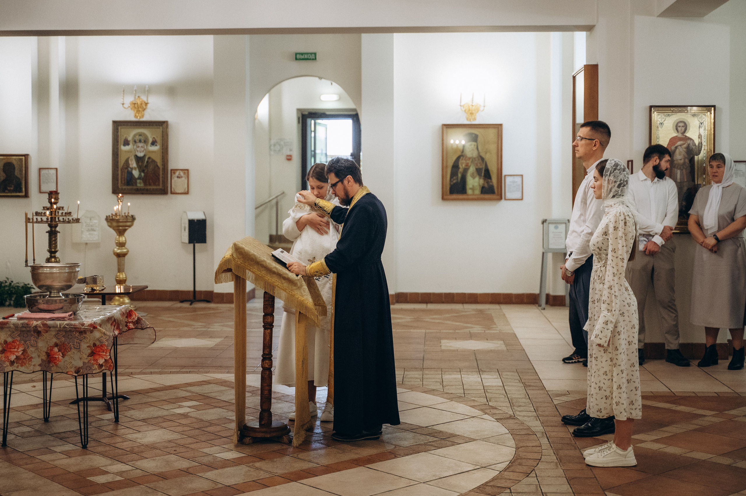 Крещение Ивана конф (Храм в честь святых мучениц Веры, Надежды, Любови и матери их Софии, нижний храм). Семейный фотограф в Минске Дарья Дреко