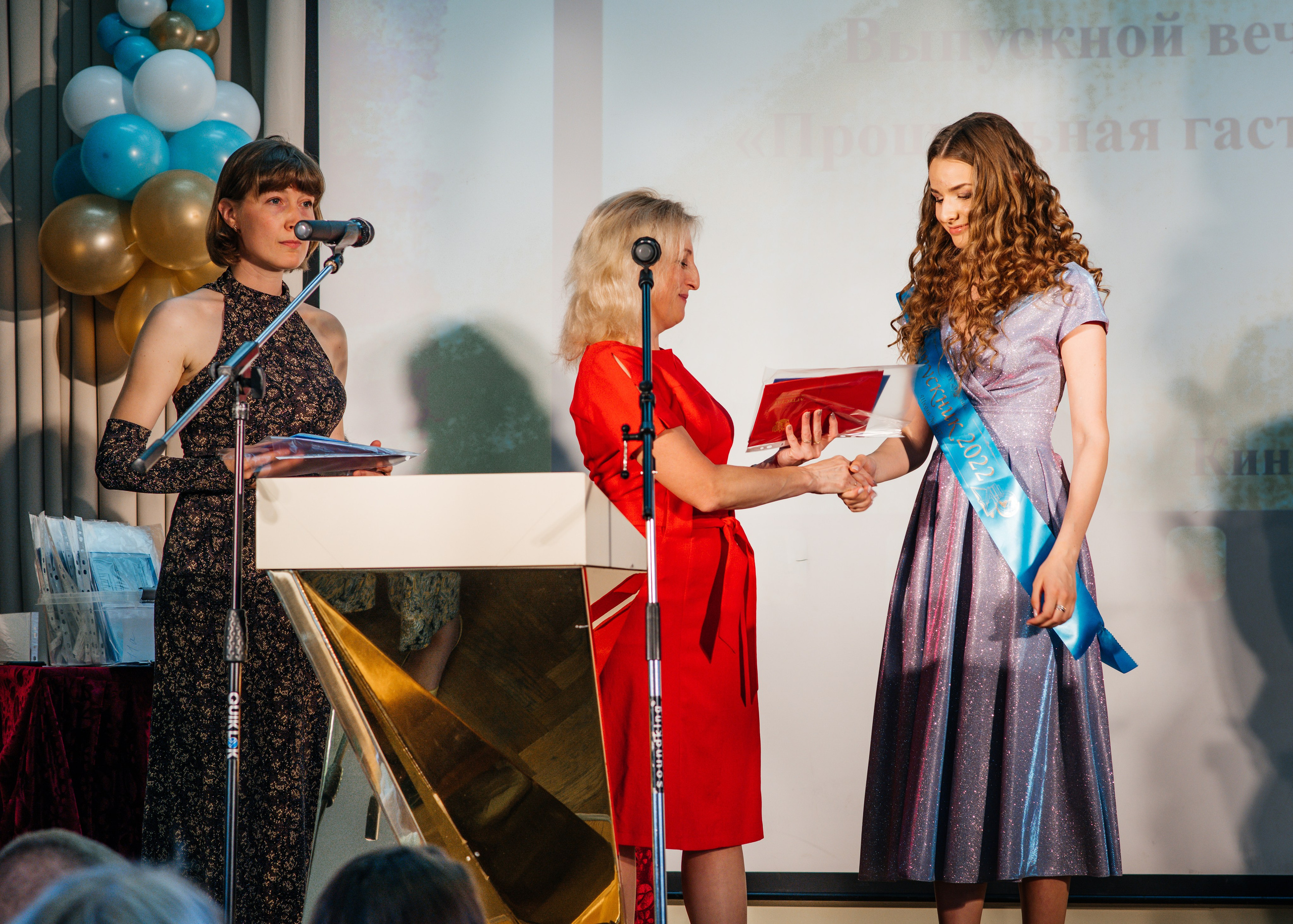 Вручение аттестатов. Выпускные альбомы в Подольске Москве и МО