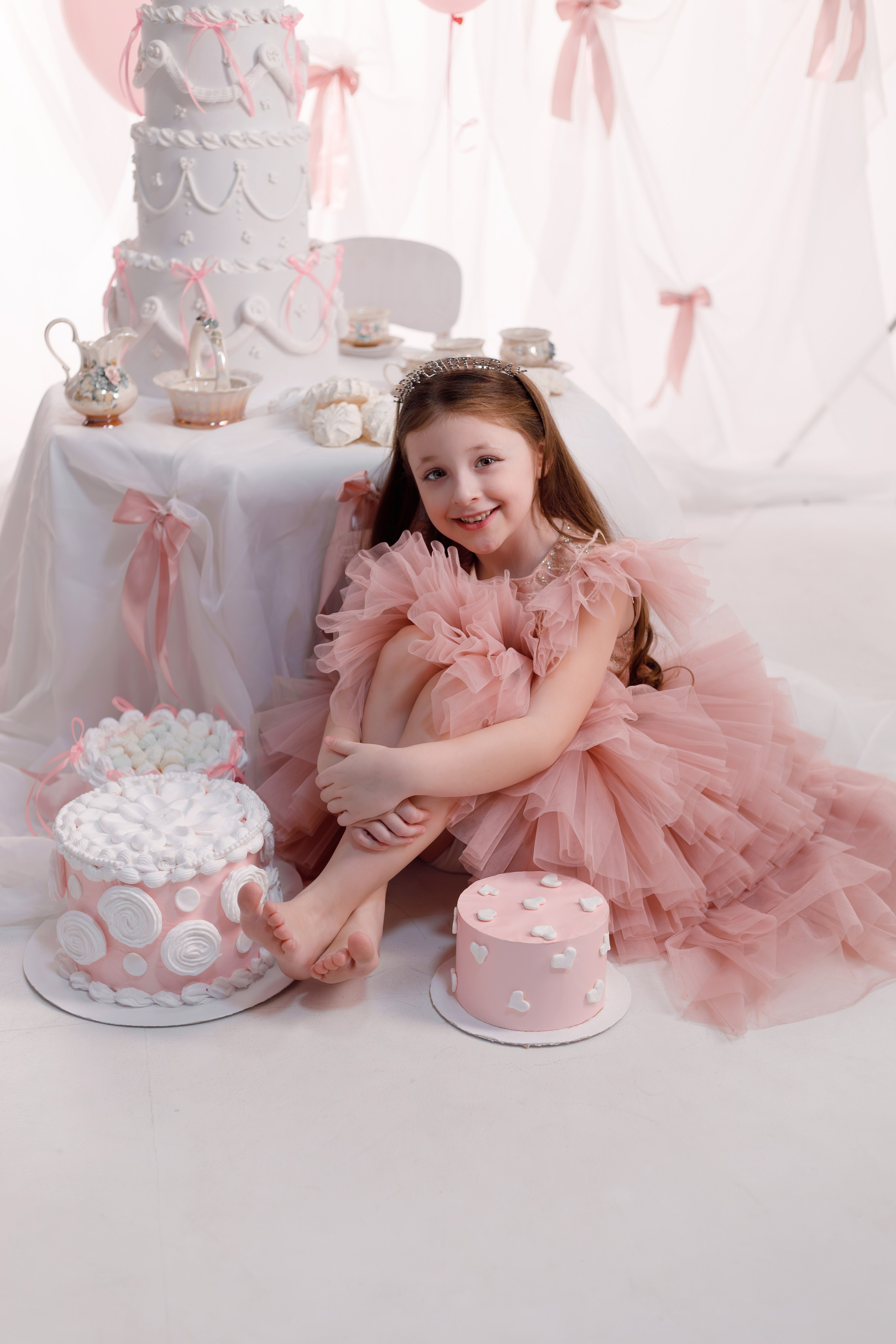 Фотосессия на День Рождения для девочек — сладкий праздник в сказочных декорациях. Детский студийный фотограф Сочи
