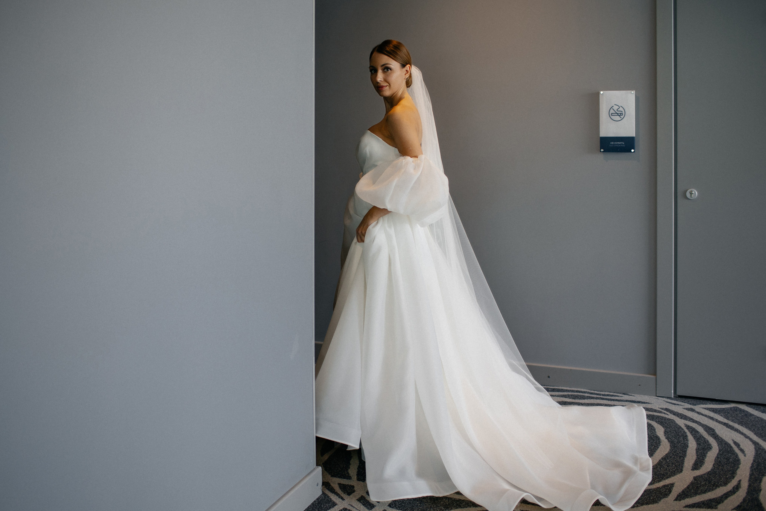 длинный красивый шлейф свадебного платья 