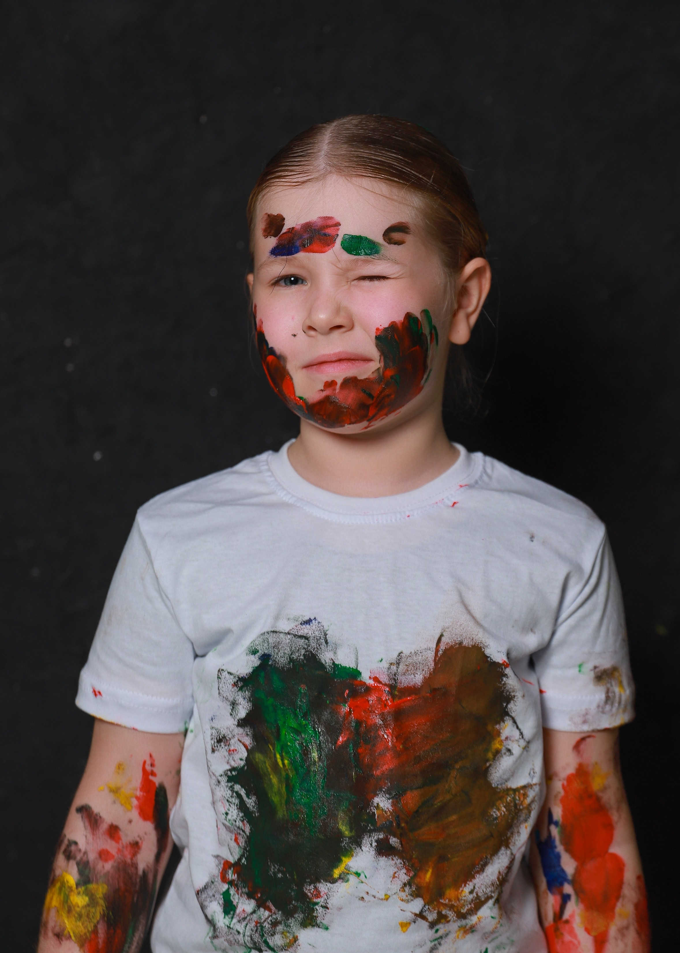 Младшие с красками. Фотограф Юлия Мальцева